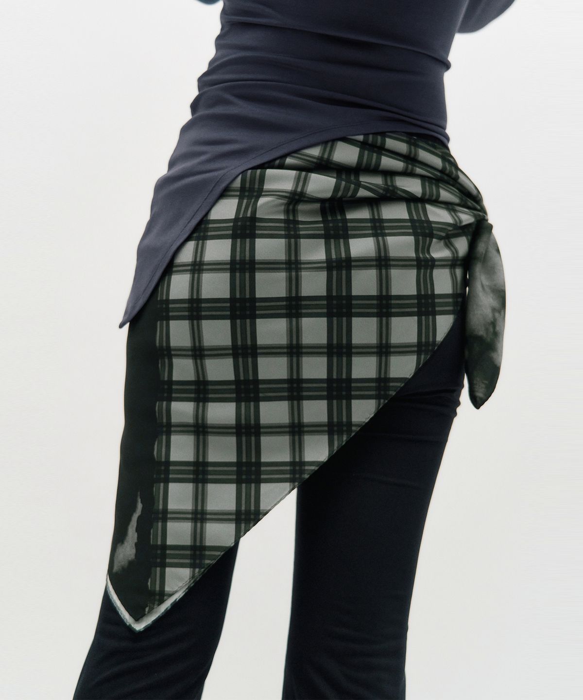 킴지수(KIMZISU) Half&Half Plaid Square Scarf 95 _ GREY