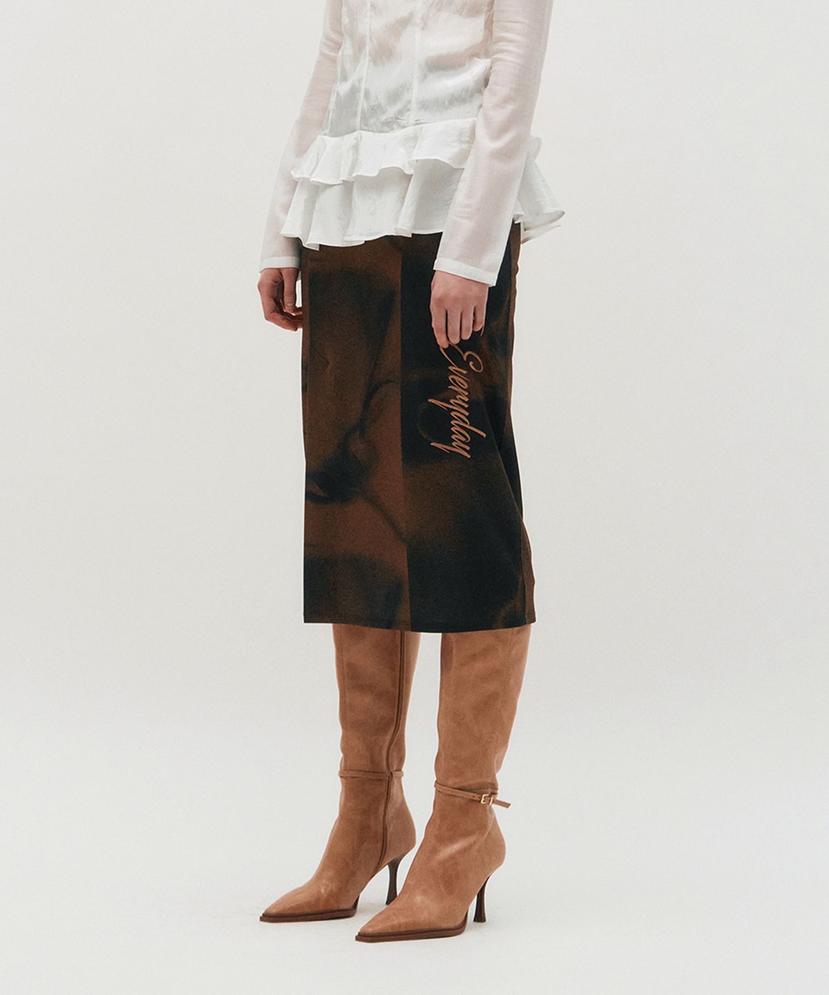 킴지수(KIMZISU) Embroidered Graphic Jersey Skirt _ BROWN