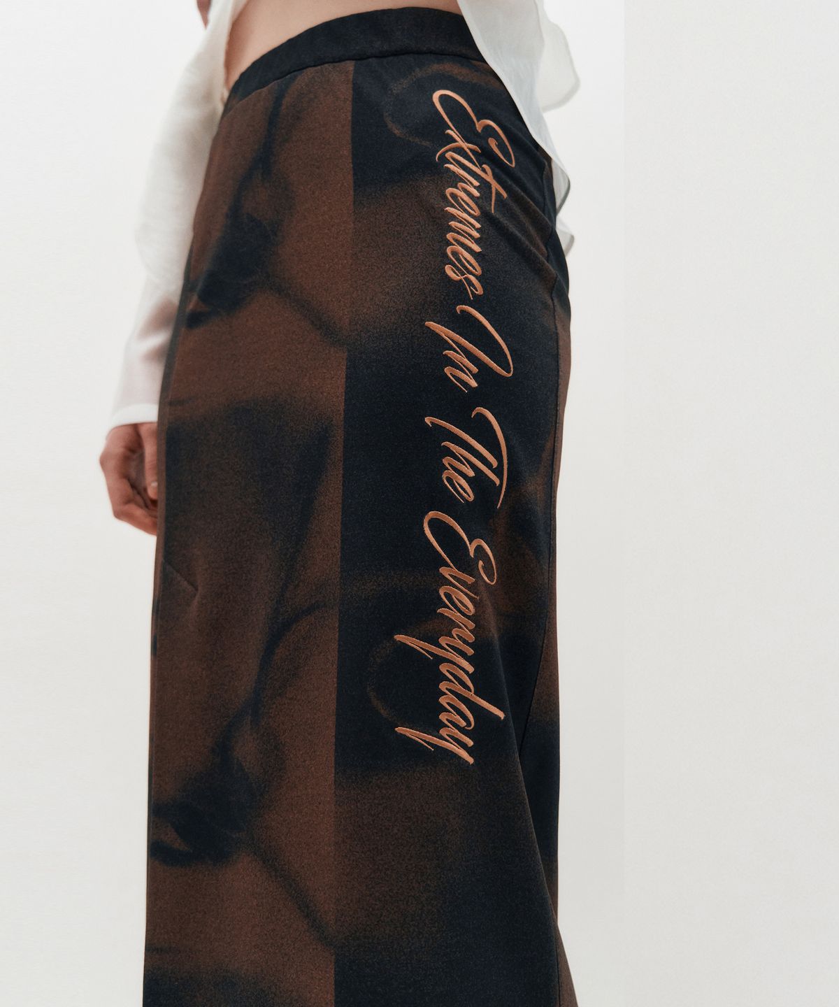 킴지수(KIMZISU) Embroidered Graphic Jersey Skirt _ BROWN