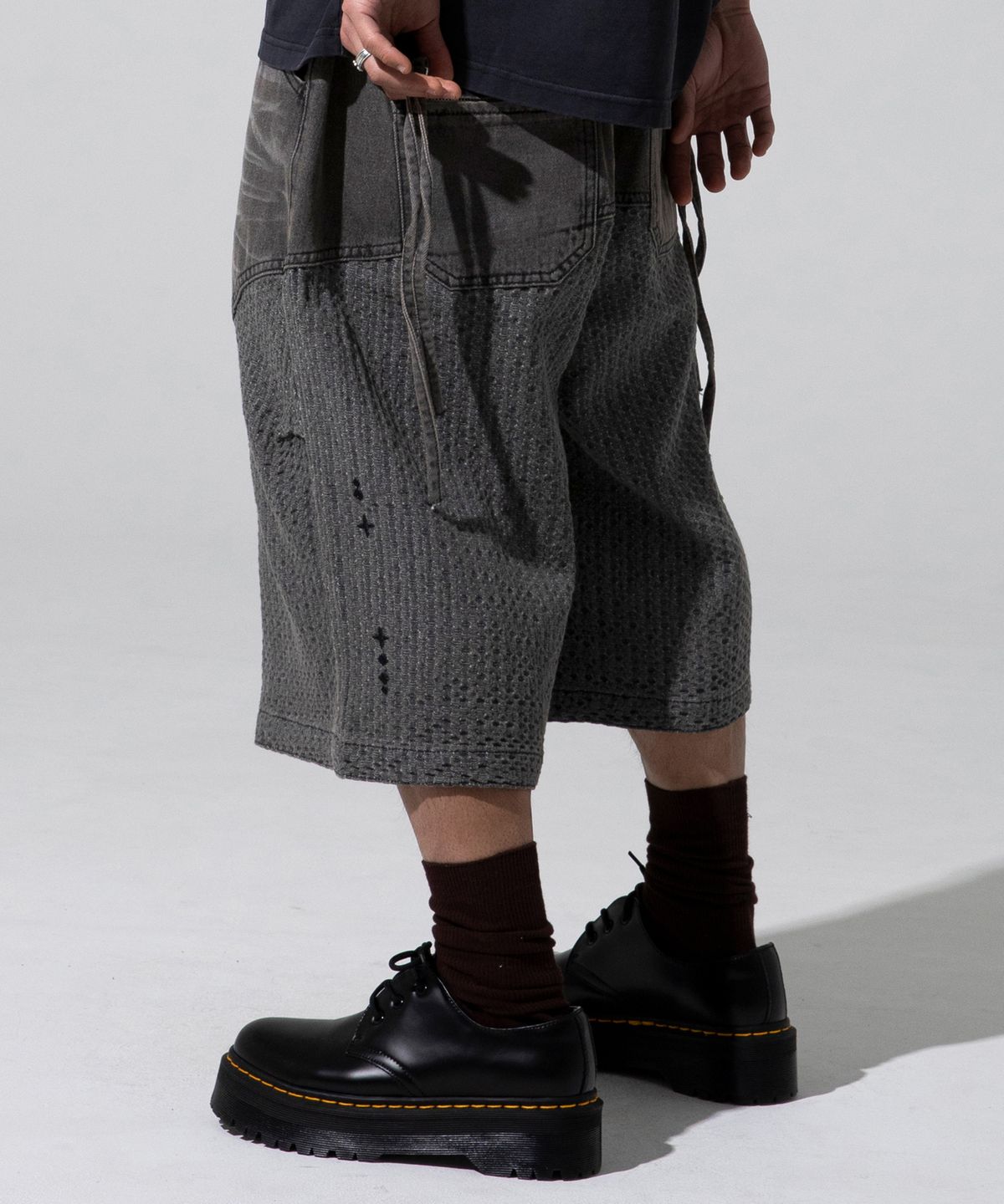 엑스톤즈(XTONZ) XP282 스퀘어 자카드 버뮤다 데님 팬츠 (DEEP GRAY)