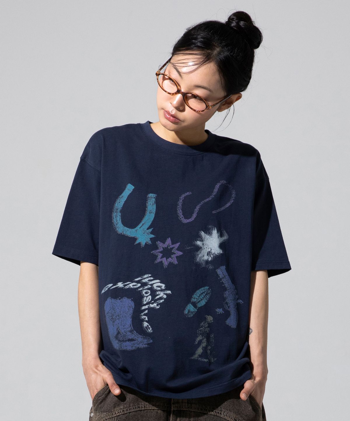 엑스톤즈(XTONZ) XTT143 시퀀스 언발란스 티셔츠 (NAVY)