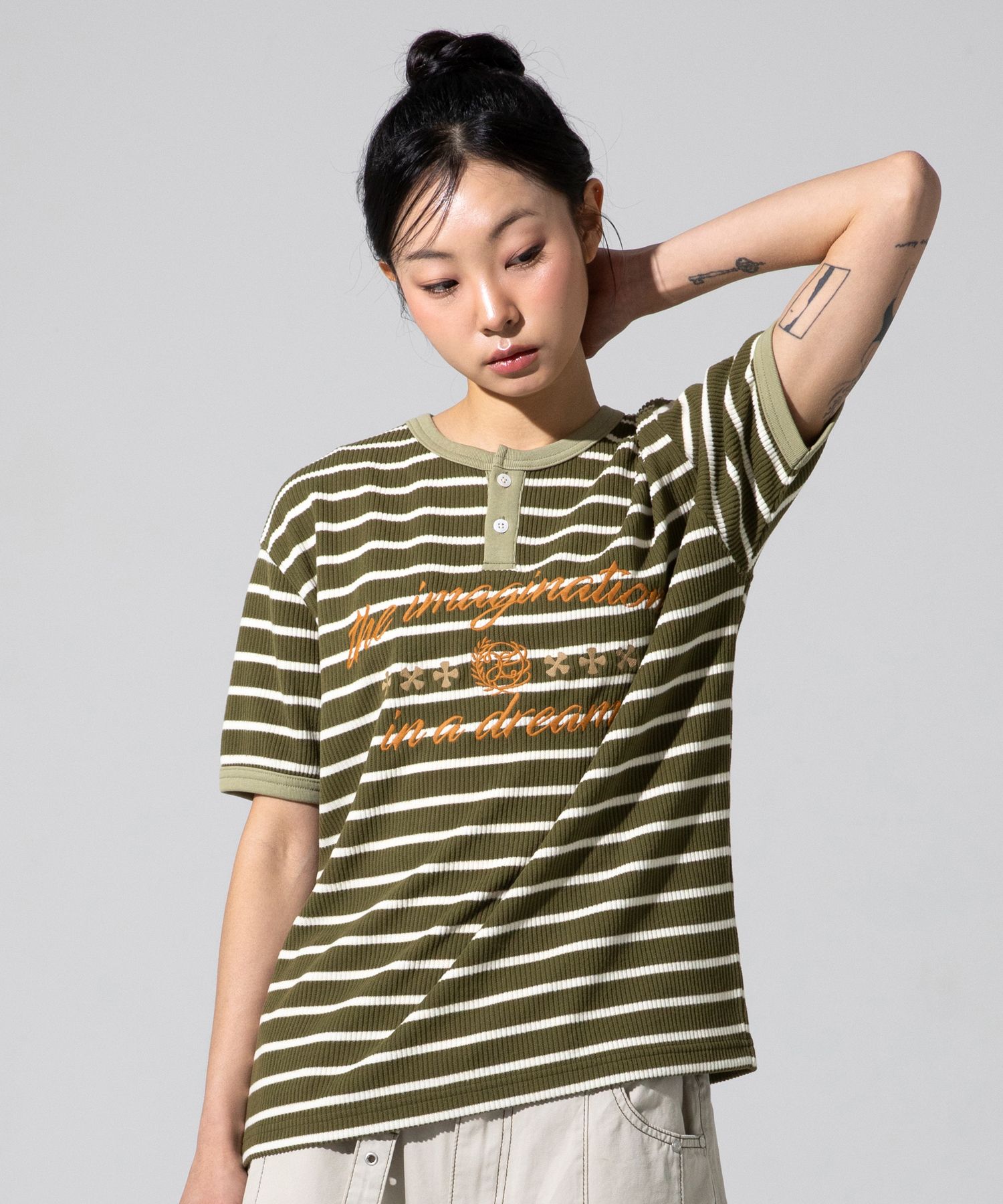 ★XTONZ★ XTT133 Curve Stripe Henley Neck T-Shirt MOCHA MUSINSA | XTONZ XTT133 Curve Stripe Henley Neck T-Shirt (MOCHA)