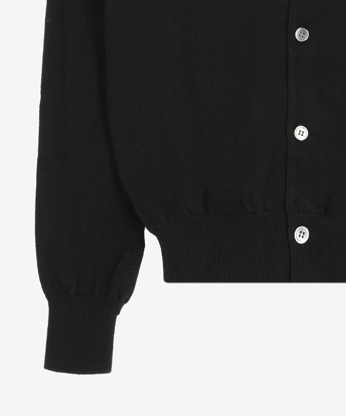 꼼데가르송 플레이(COMME DES GARCONS PLAY) 레드 하트 엠블럼 라운드넥 가디건 - 블랙 / AXN0070511