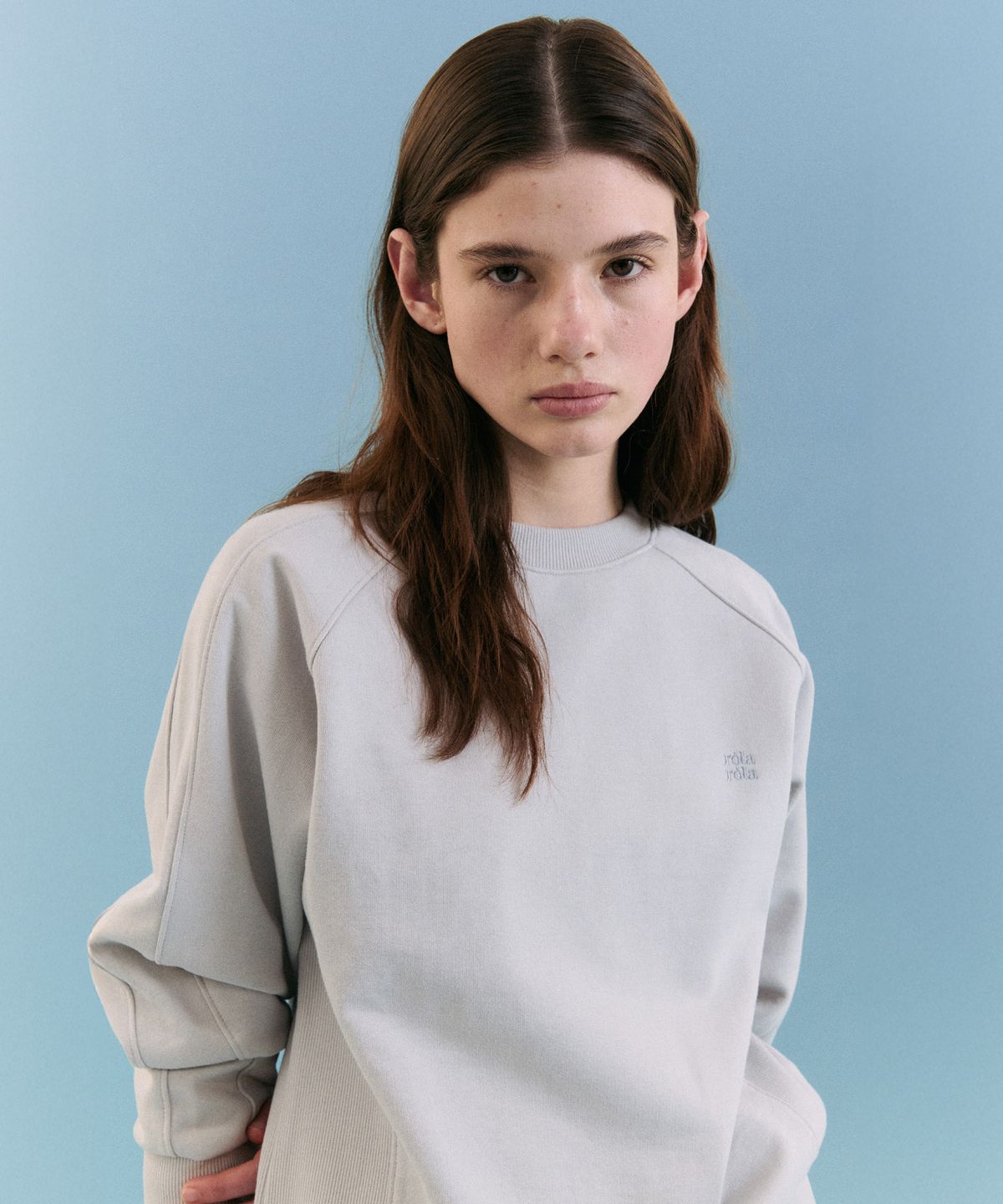 로라로라(ROLAROLA) NUBASIC LOGO SWEATSHIRT LIGHT BLUE