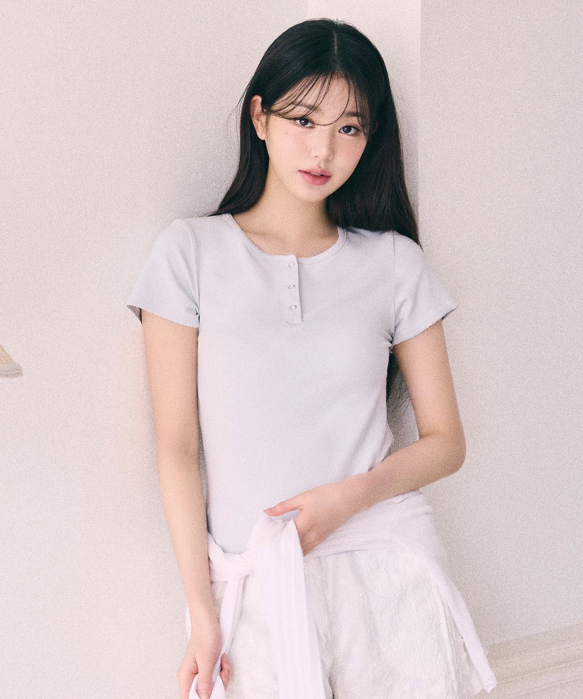 로라로라(ROLAROLA) NUBASIC HENLEY NECK T-SHIRT LIGHT GRAY