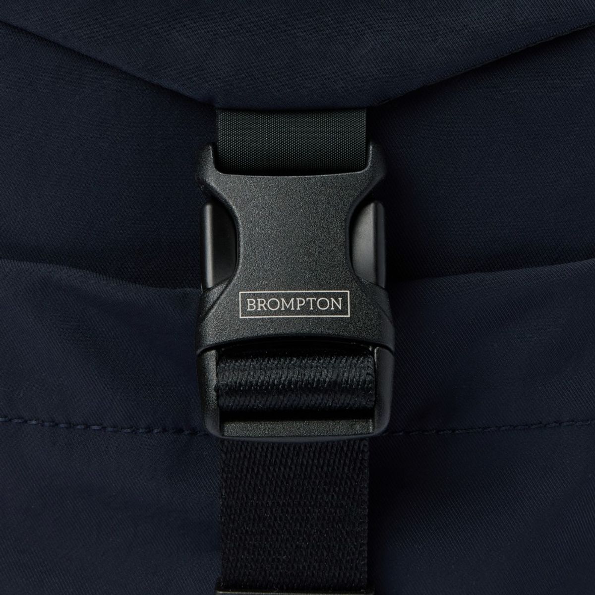 브롬톤 런던(BROMPTON LONDON) BUCKER SLING BAG - D/NAVY (P255ACR102)