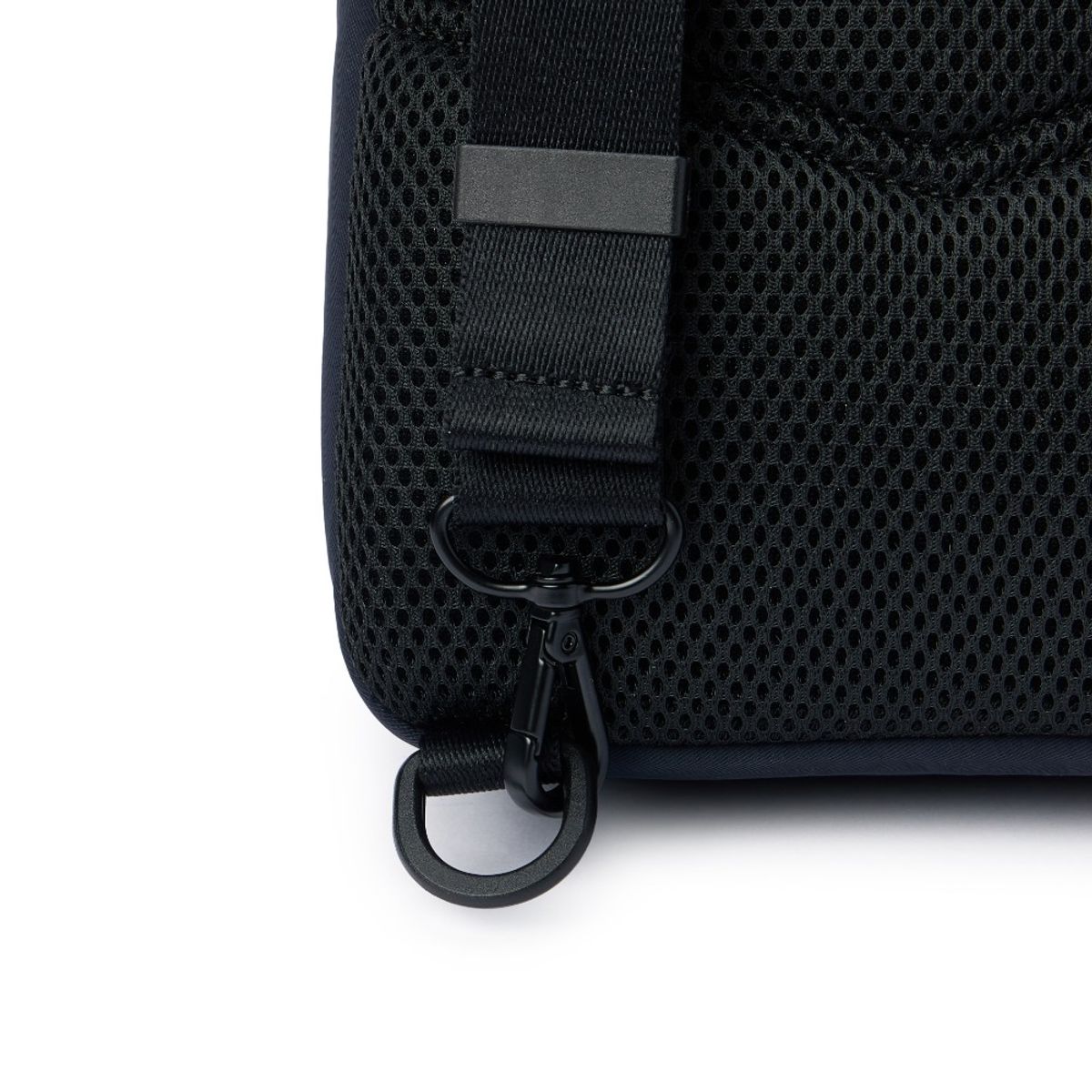 브롬톤 런던(BROMPTON LONDON) BUCKER SLING BAG - D/NAVY (P255ACR102)