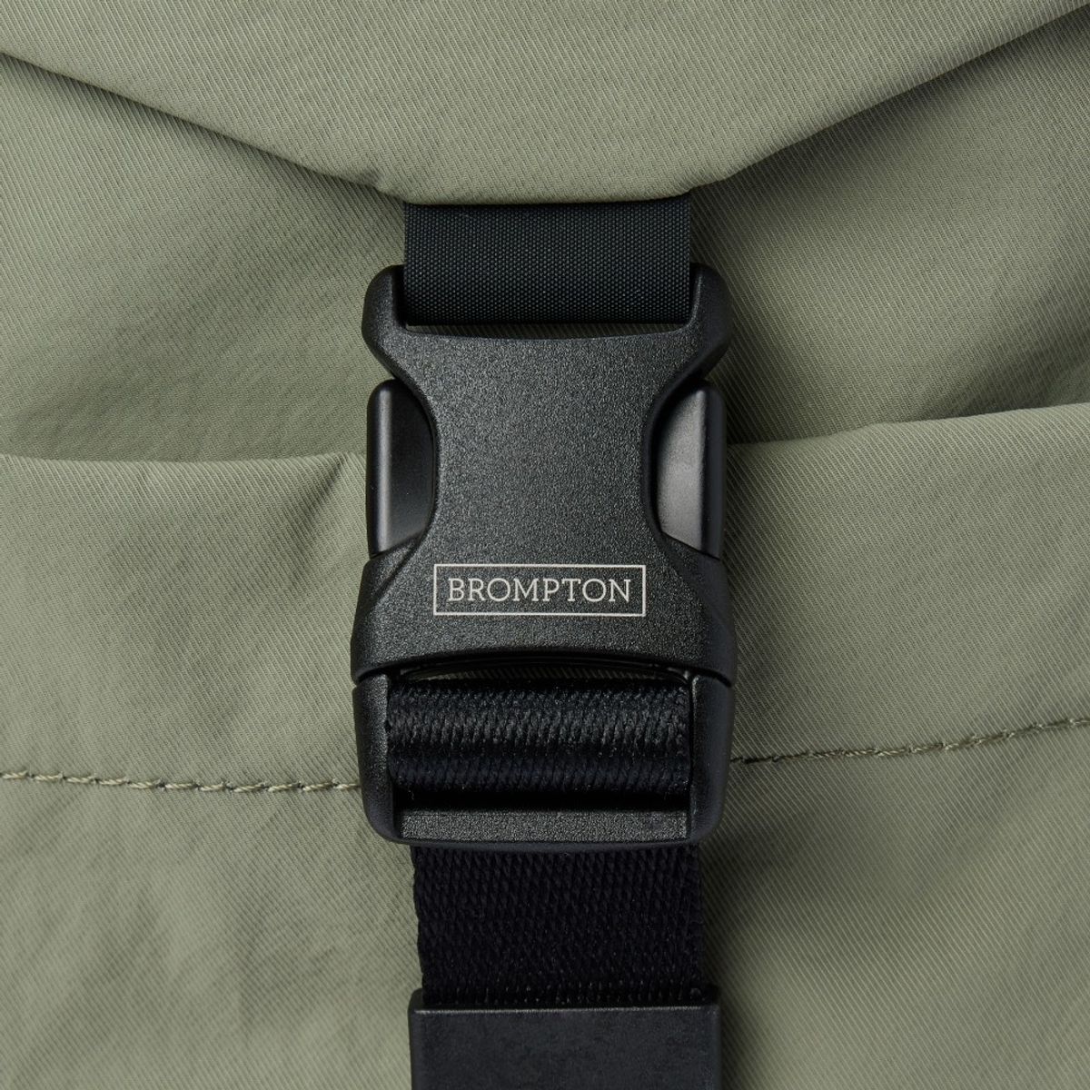 브롬톤 런던(BROMPTON LONDON) BUCKER SLING BAG - KHAKI (P255ACR102)