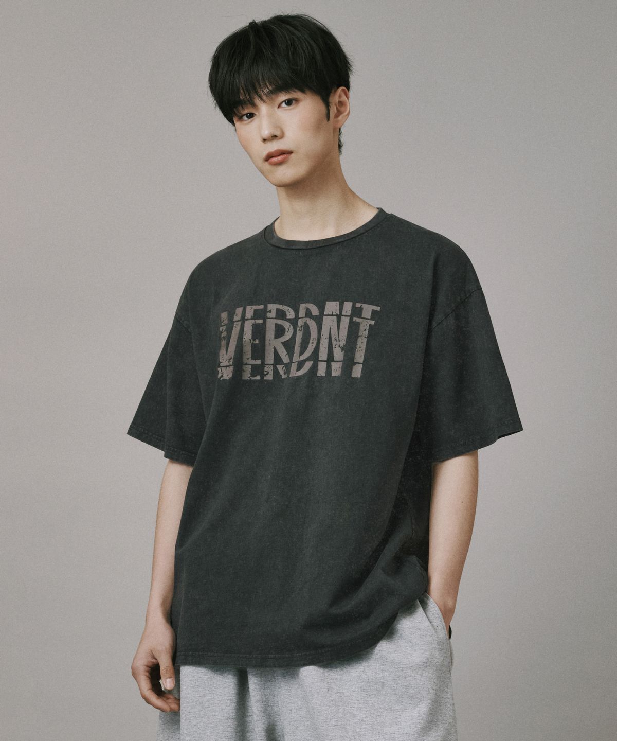 버던트(VERDNT) 스펠 피그먼트 반소매 티셔츠 [블랙]