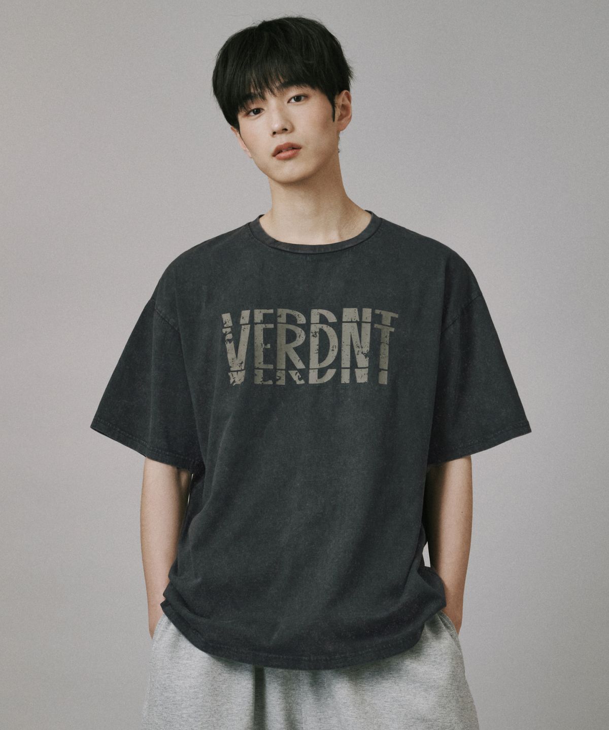 버던트(VERDNT) 스펠 피그먼트 반소매 티셔츠 [블랙]