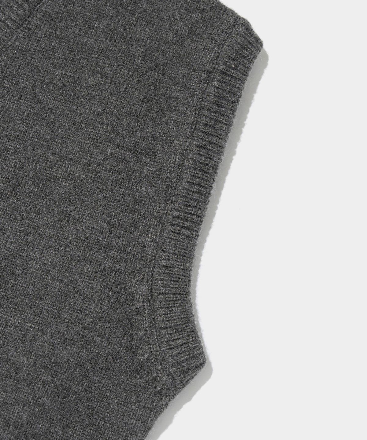 로아드로아(ROIDESROIS) 에센셜 브이넥 니트 베스트 (차콜)