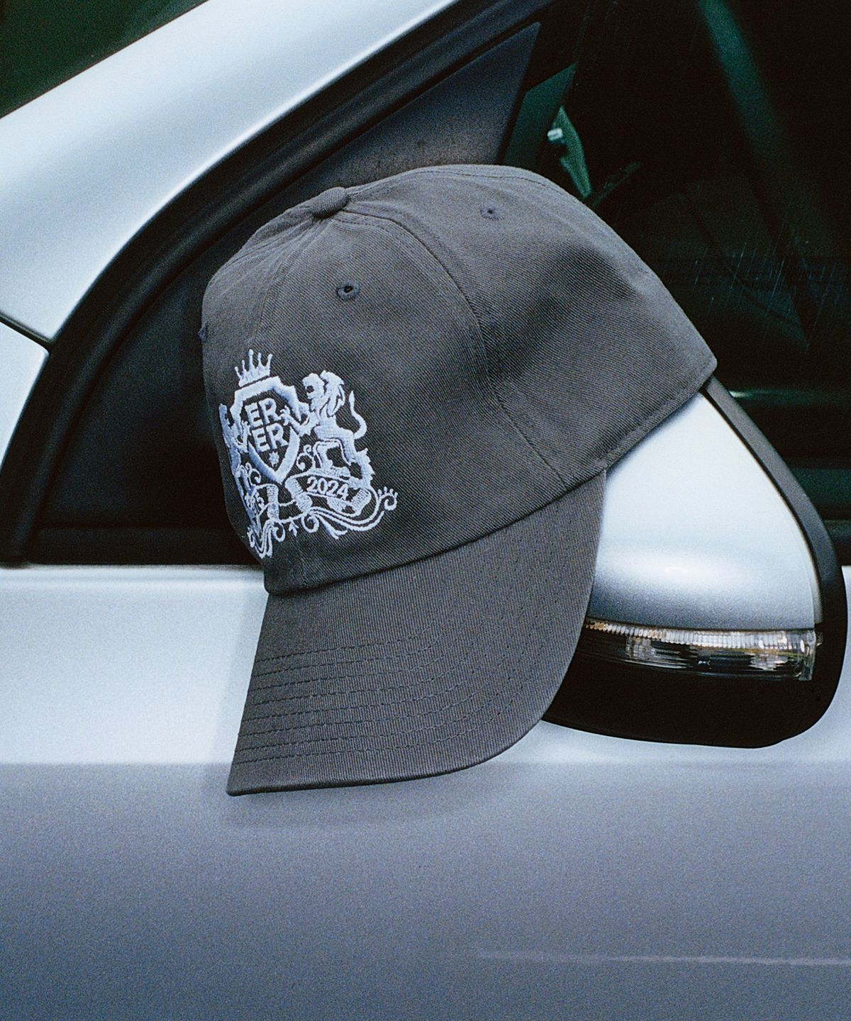 에르에르(ERER) ERER Iconic Embroidery Cap Charcoal Gray