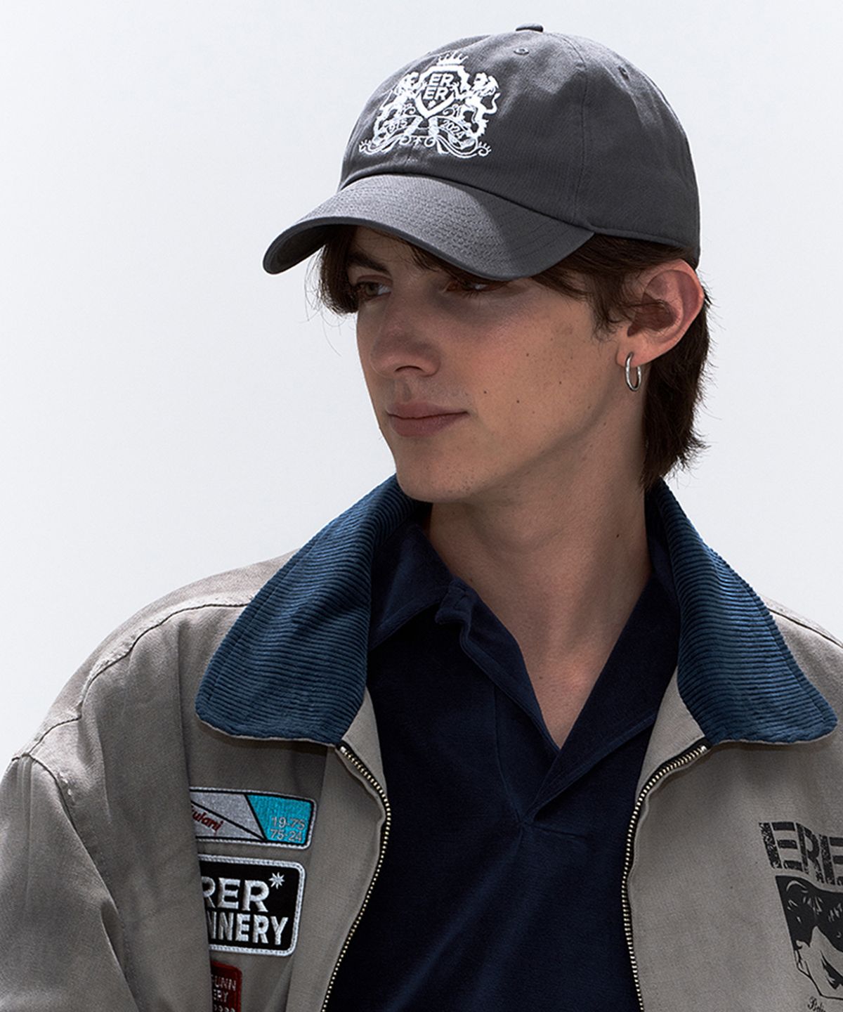 에르에르(ERER) ERER Iconic Embroidery Cap Charcoal Gray