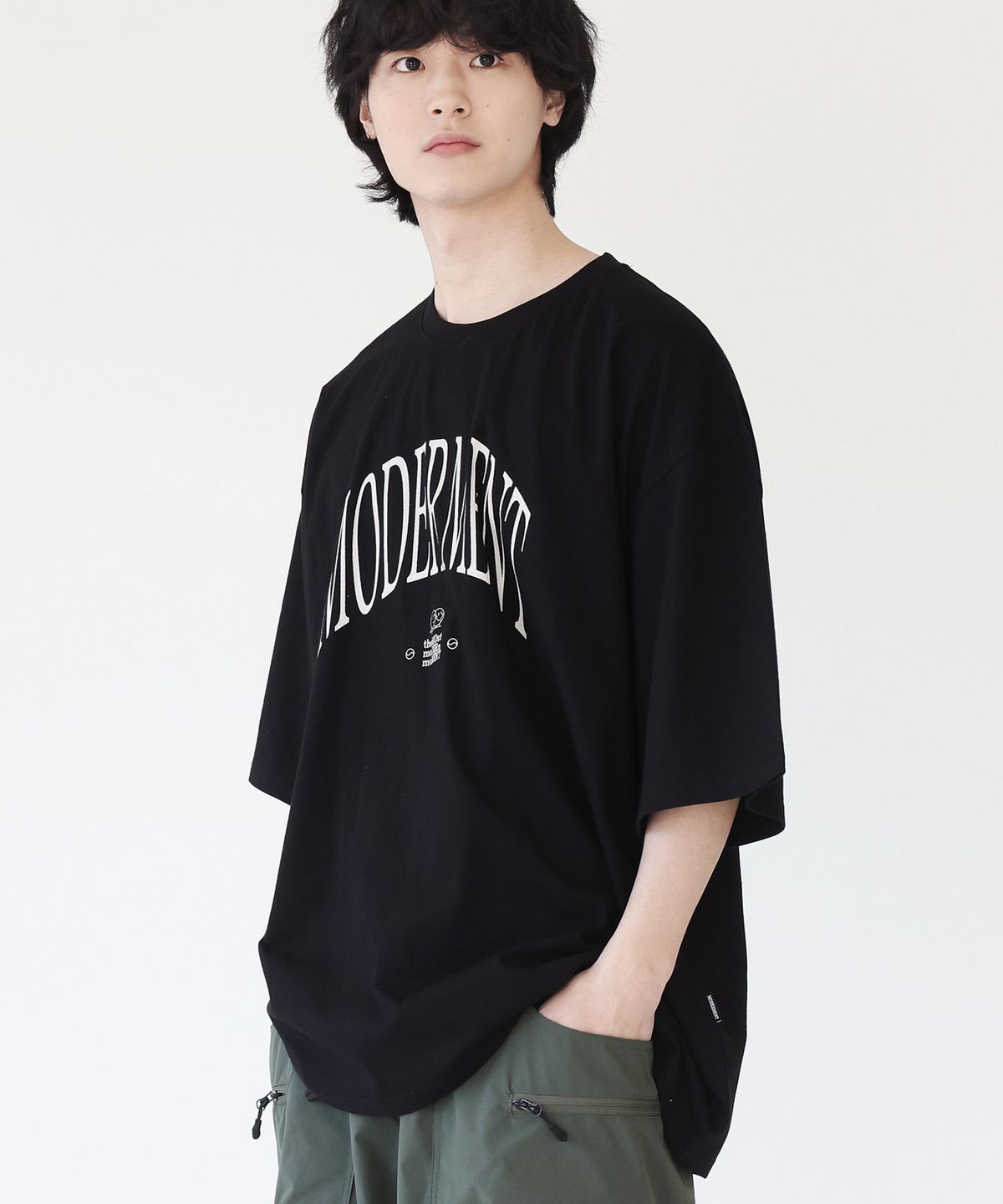 모더먼트(MODERMENT) 핀 로고 오버사이즈 반팔 티셔츠 [블랙]