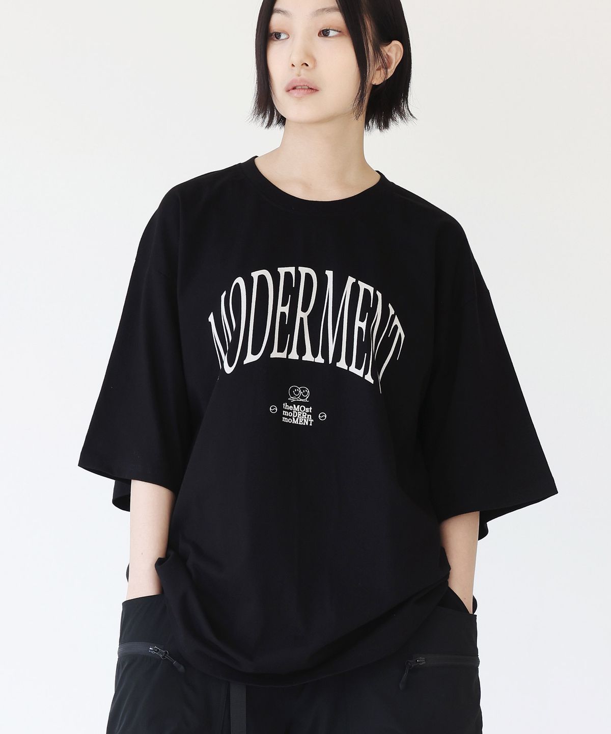 모더먼트(MODERMENT) 핀 로고 오버사이즈 반팔 티셔츠 [블랙]