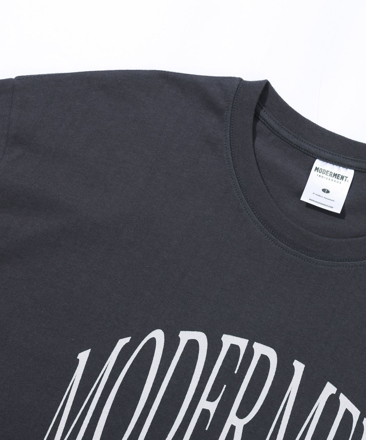 모더먼트(MODERMENT) 핀 로고 오버사이즈 반팔 티셔츠 [차콜]