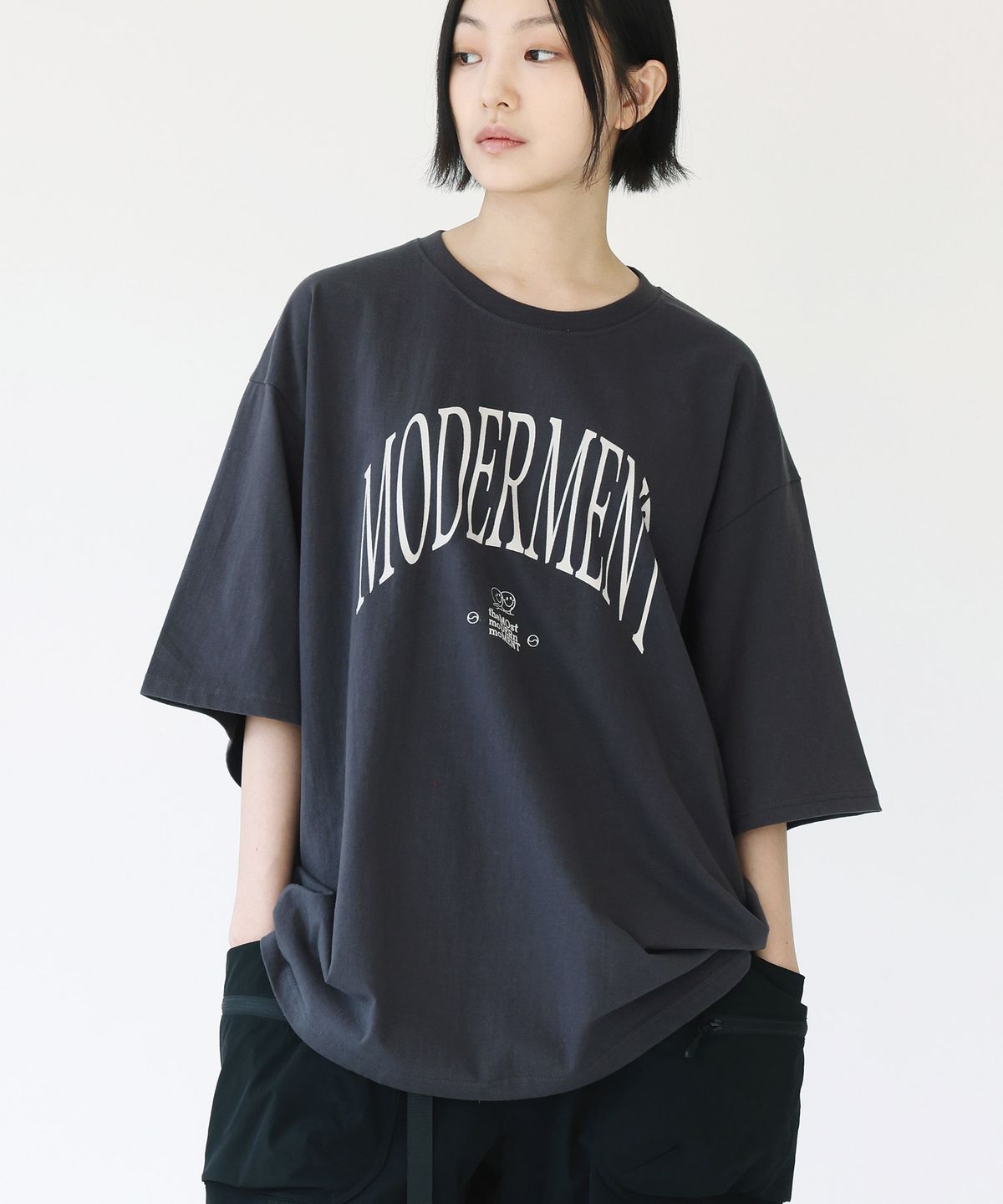 모더먼트(MODERMENT) 핀 로고 오버사이즈 반팔 티셔츠 [차콜]