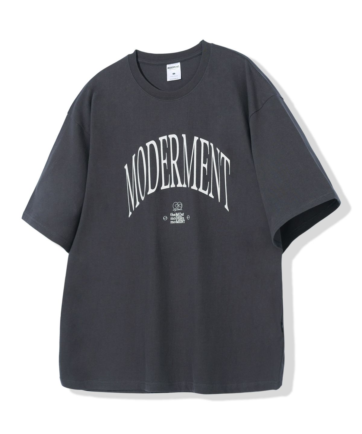 모더먼트(MODERMENT) 핀 로고 오버사이즈 반팔 티셔츠 [차콜]