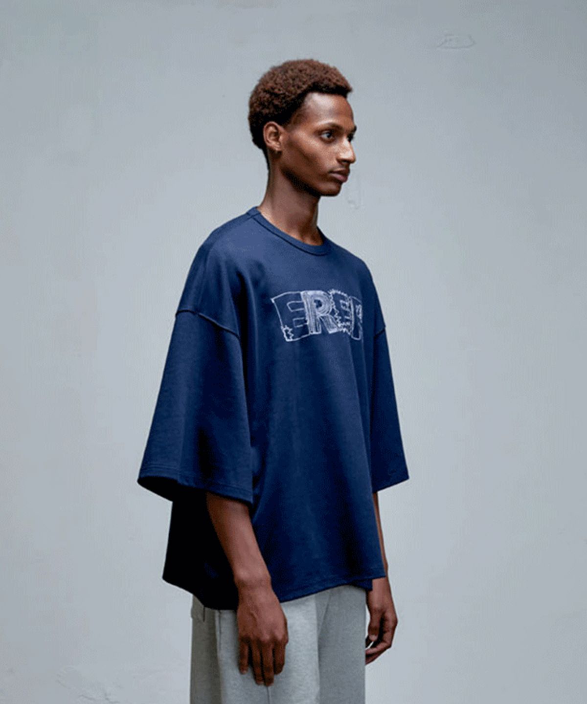 에르에르(ERER) ER Embroidered Detail Oversized T-Shirt Navy