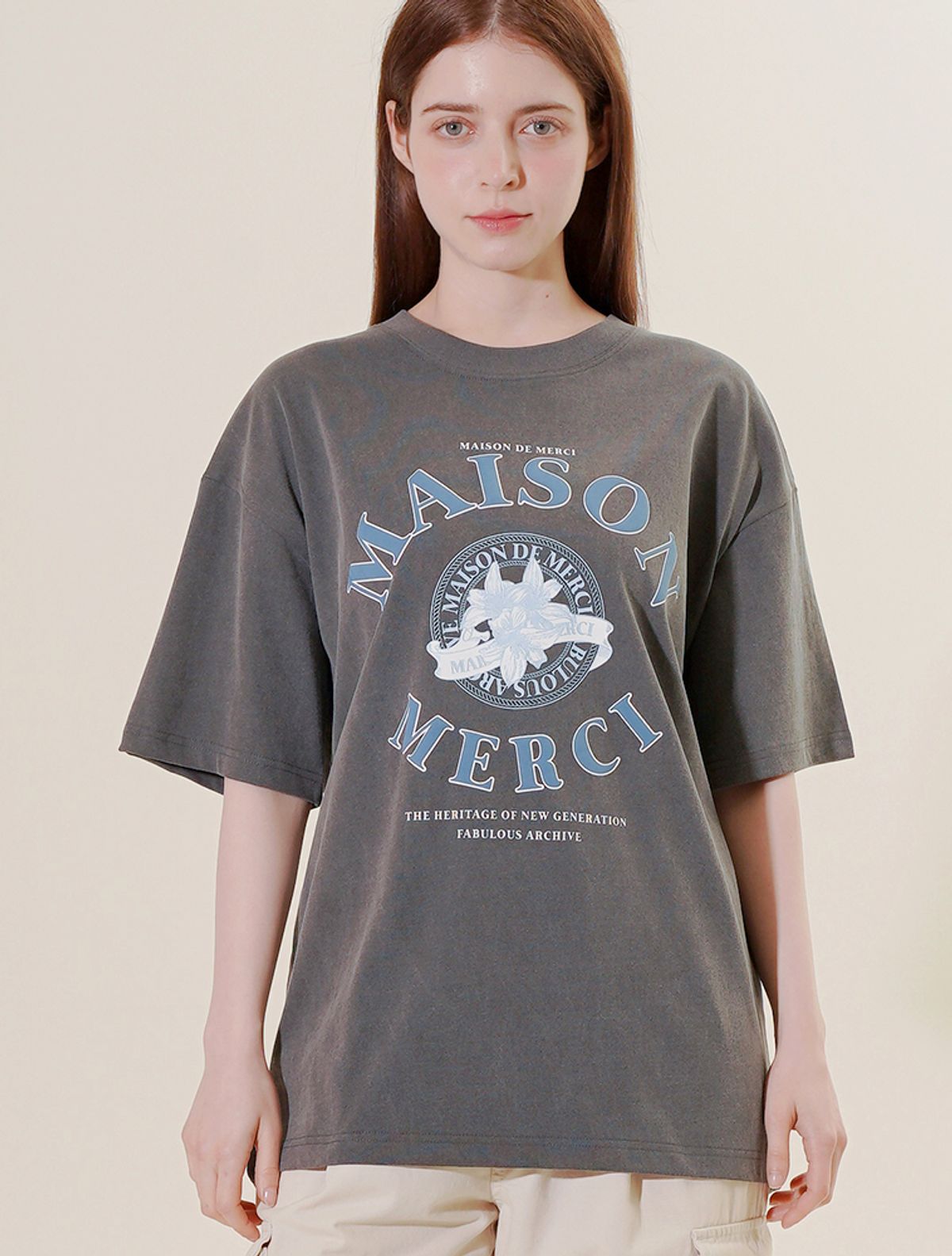 라 메종 스튜디오(LA MAISON STUDIO) UNISEX 르 리스 피그먼트 클래식 로고 스모키 반소매 티셔츠 차콜(FCF2TS417M)