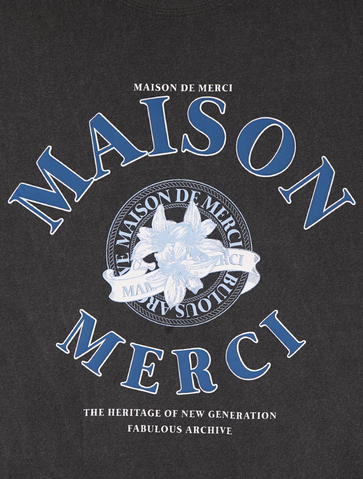 라 메종 스튜디오(LA MAISON STUDIO) UNISEX 르 리스 피그먼트 클래식 로고 스모키 반소매 티셔츠 차콜(FCF2TS417M)