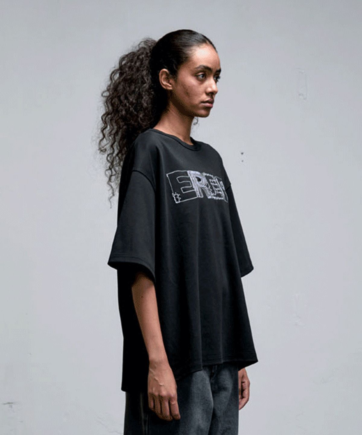 에르에르(ERER) ER Embroidered Detail Oversized T-Shirt Black