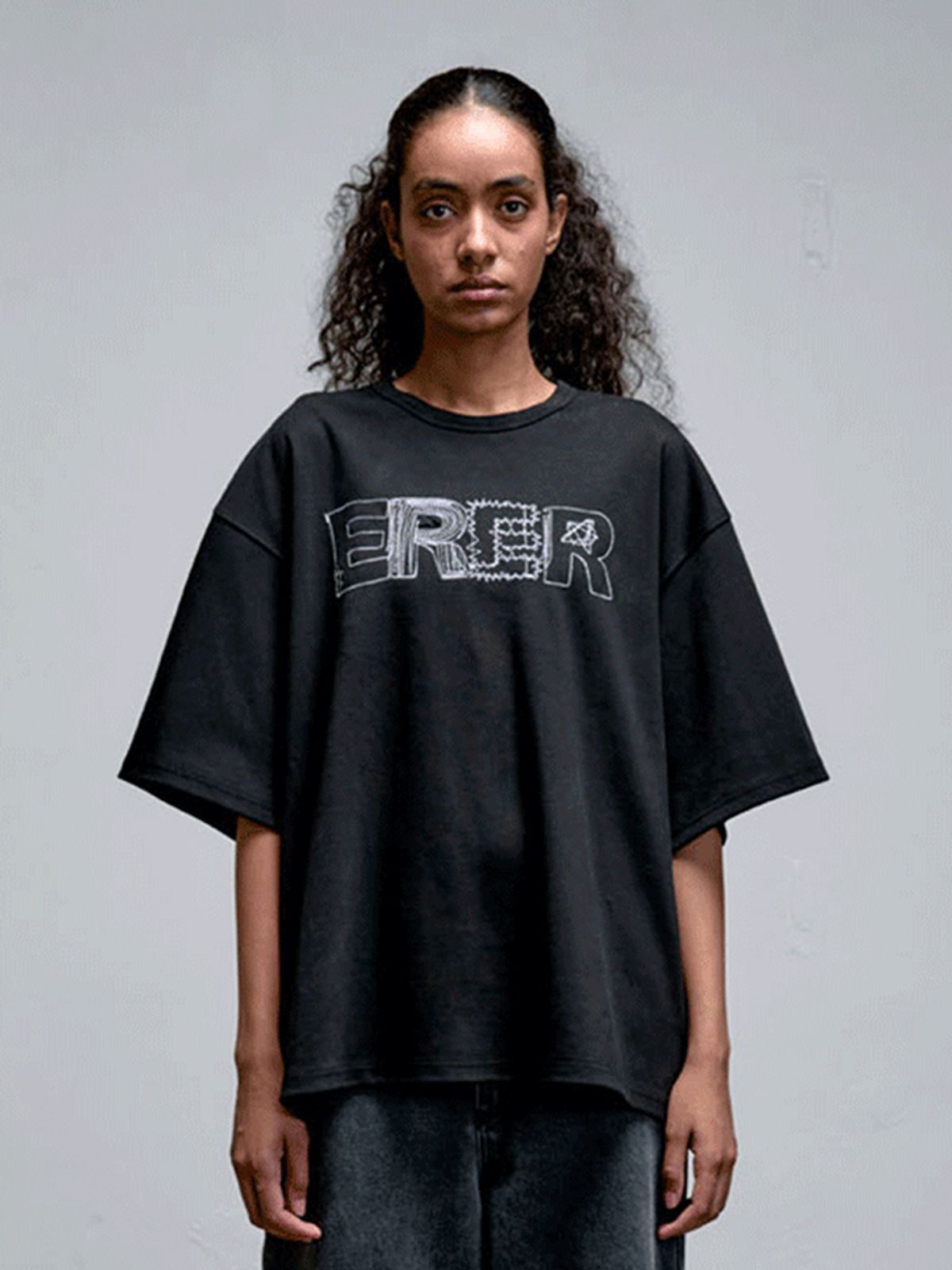 에르에르(ERER) ER Embroidered Detail Oversized T-Shirt Black