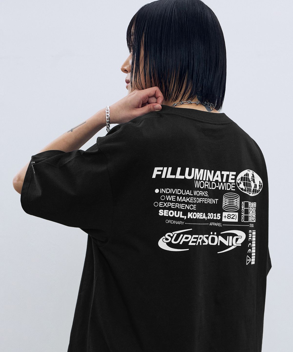 필루미네이트(FILLUMINATE) 월드 링크 티셔츠-블랙