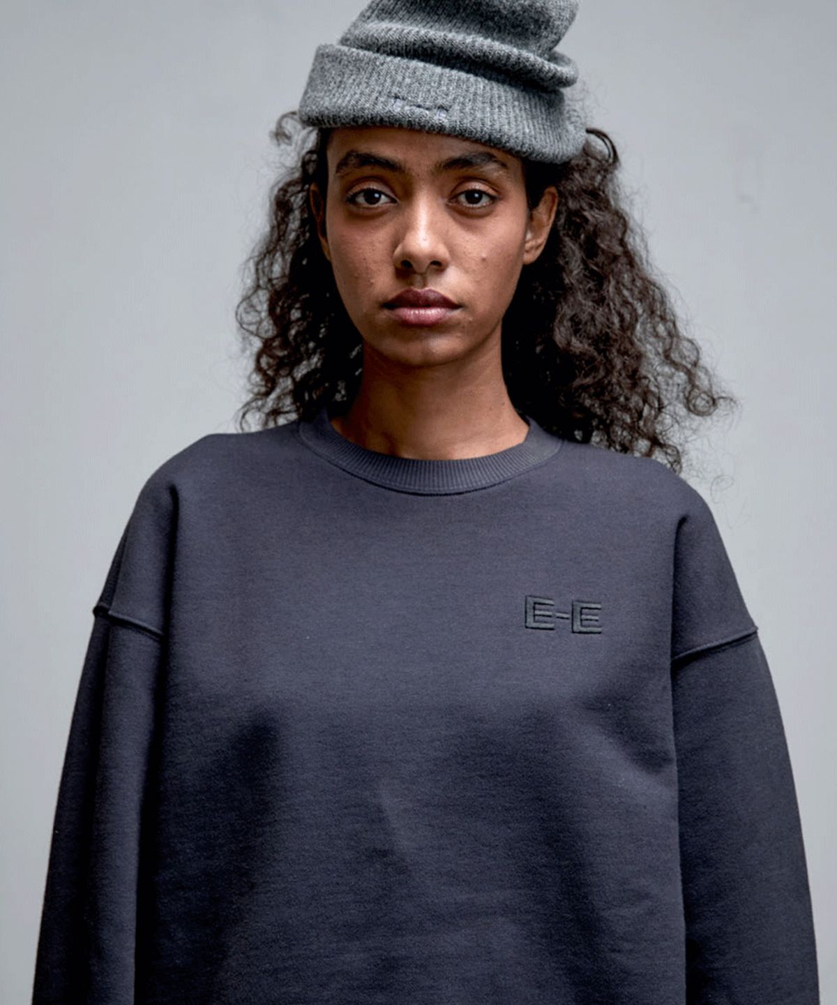 에르에르(ERER) Embroidered Detail Sweatshirt Charcoal