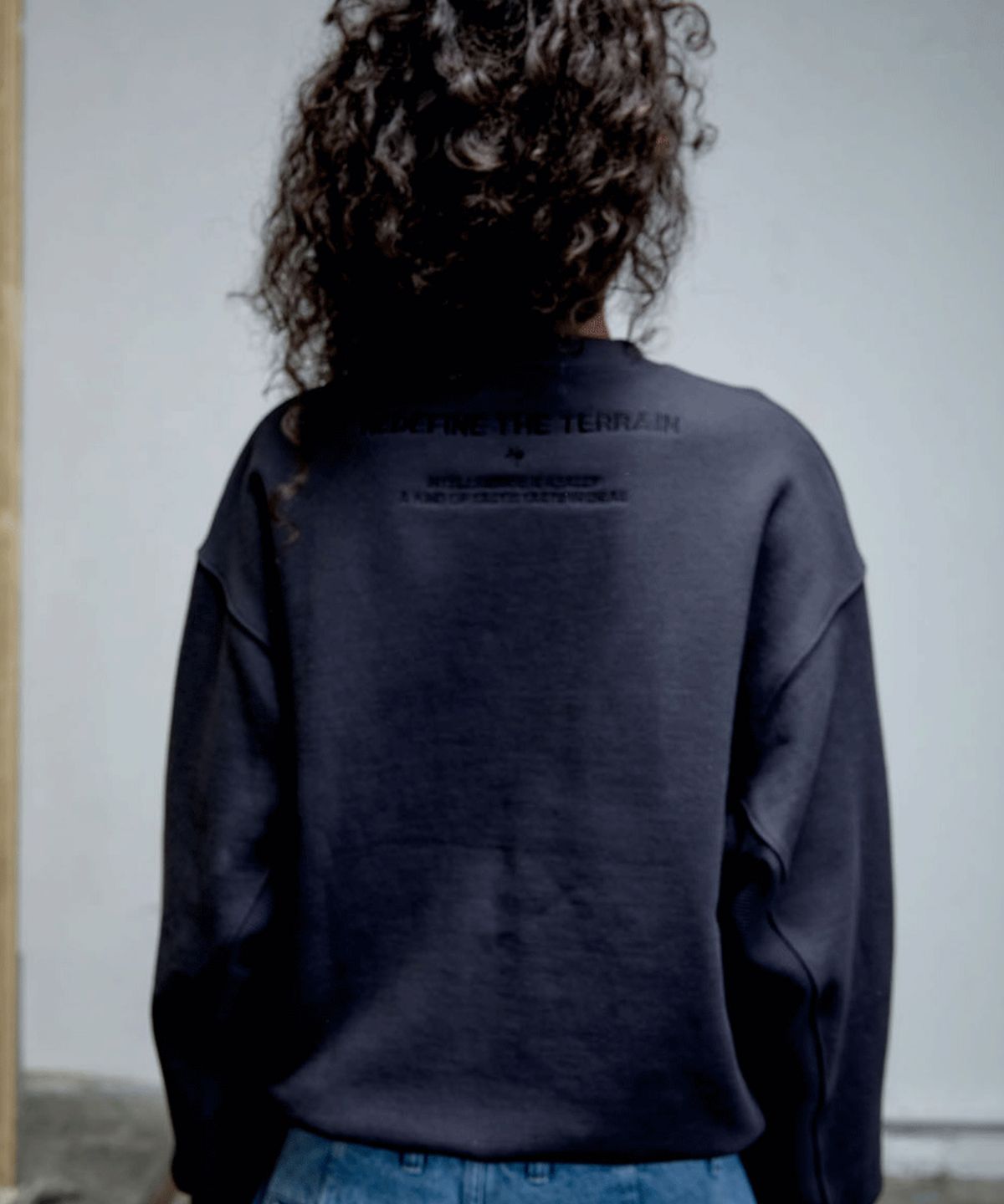 에르에르(ERER) Embroidered Detail Sweatshirt Charcoal