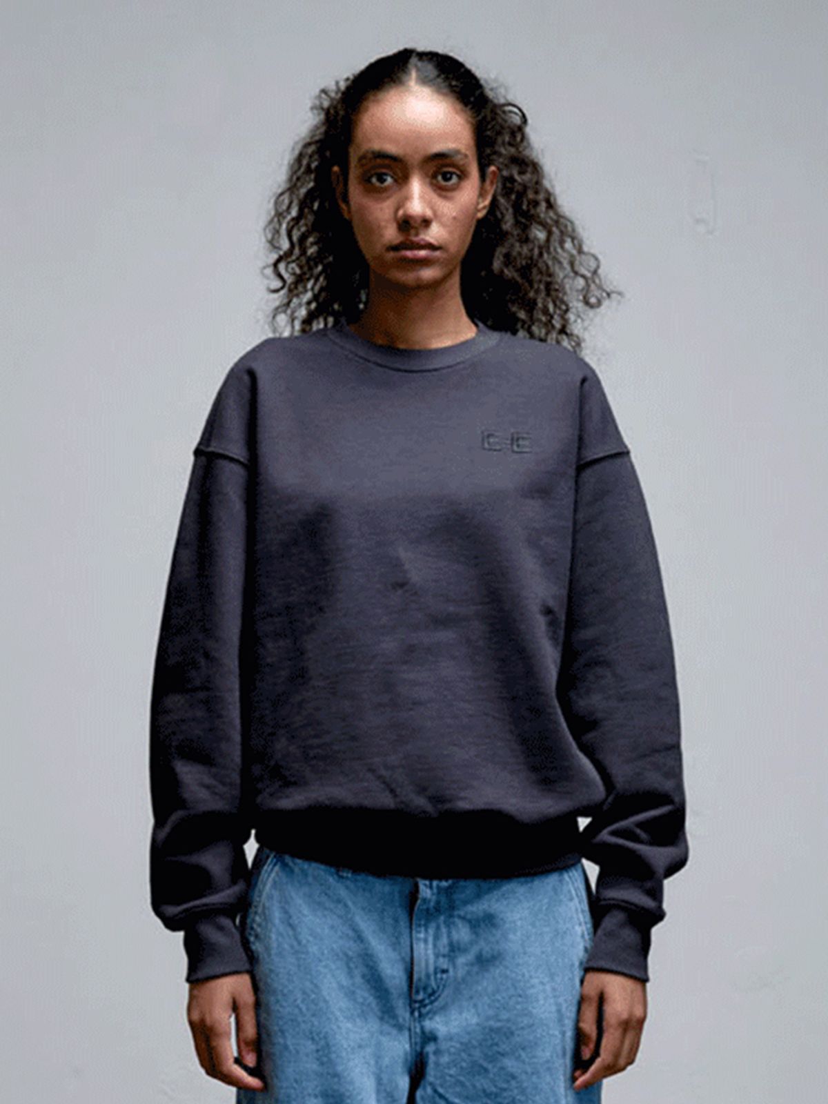 에르에르(ERER) Embroidered Detail Sweatshirt Charcoal