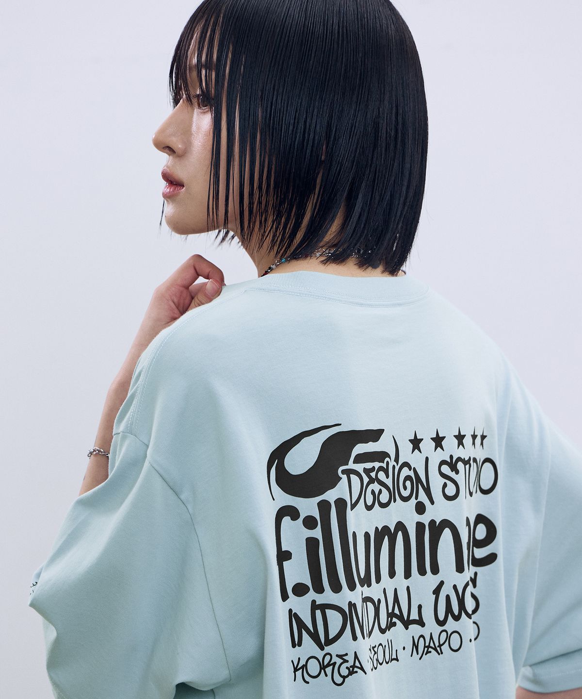 필루미네이트(FILLUMINATE) 너티 백 프린팅 티셔츠-스카이블루