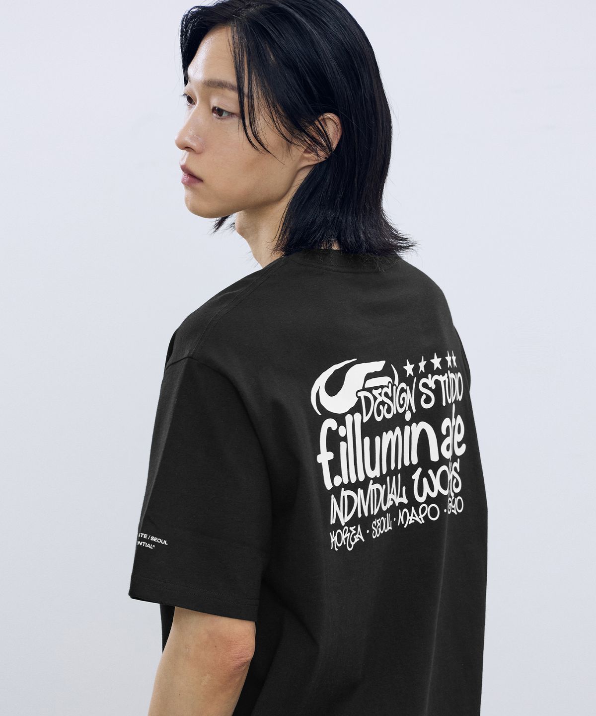 필루미네이트(FILLUMINATE) 너티 백 프린팅 티셔츠-블랙