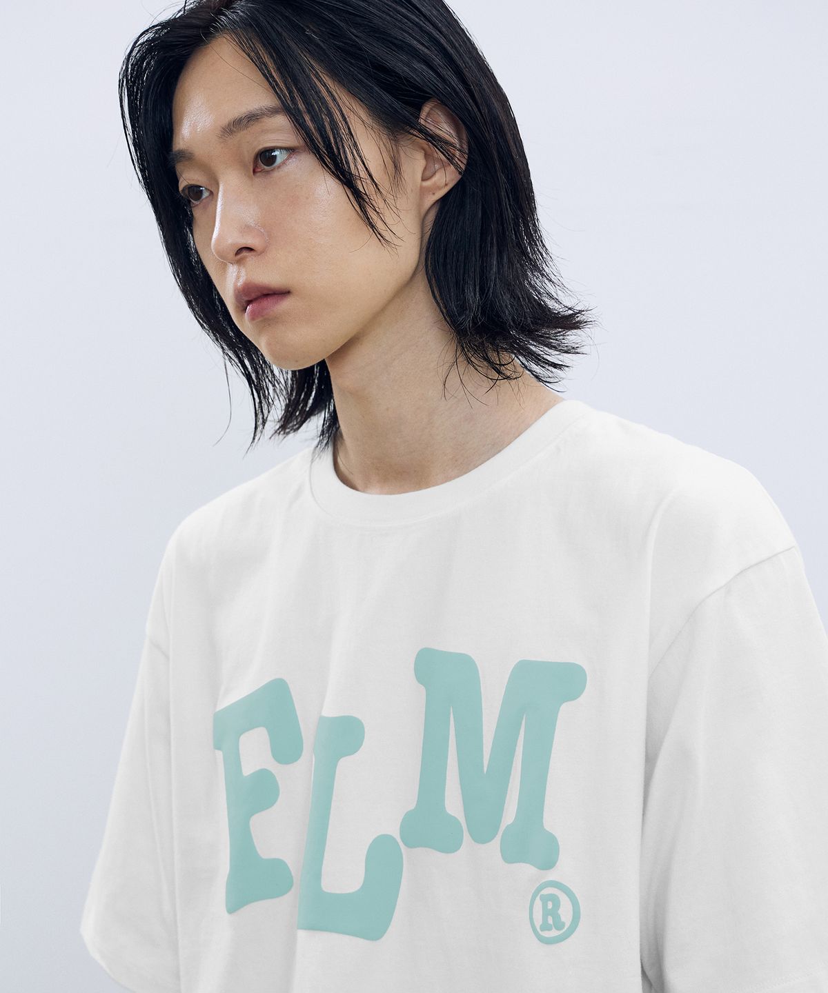 필루미네이트(FILLUMINATE) FLM 웨이비 로고 티셔츠-화이트