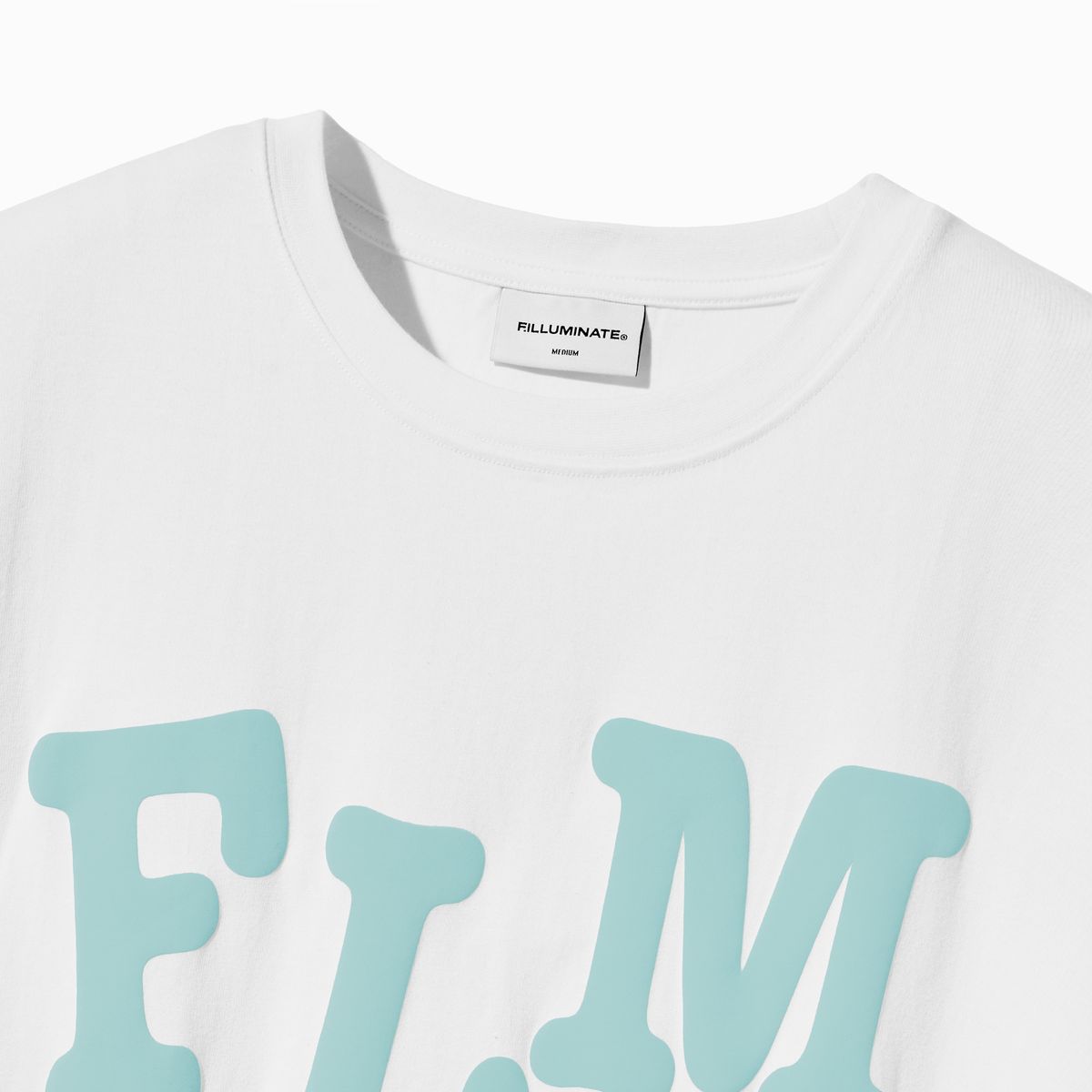 필루미네이트(FILLUMINATE) FLM 웨이비 로고 티셔츠-화이트