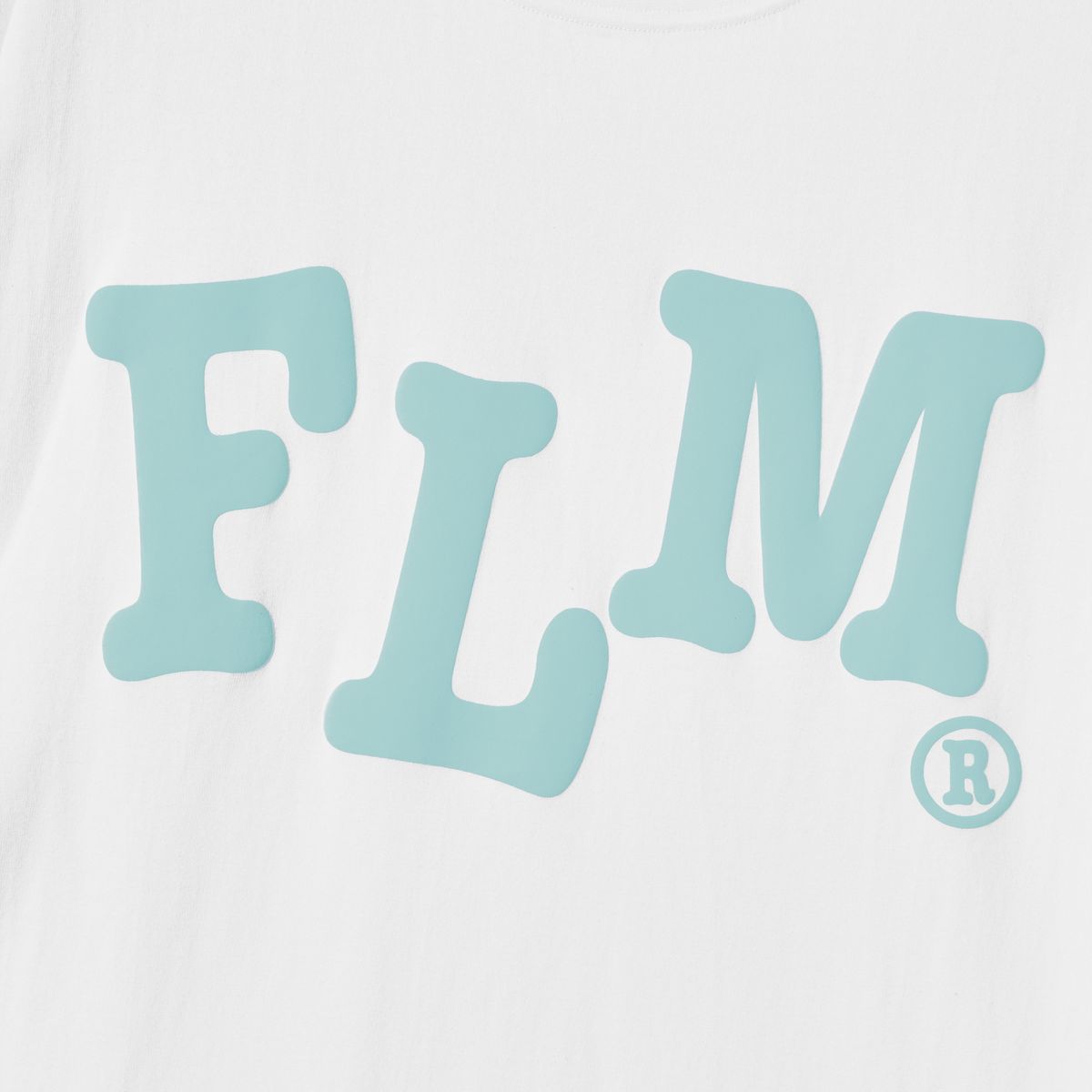 필루미네이트(FILLUMINATE) FLM 웨이비 로고 티셔츠-화이트