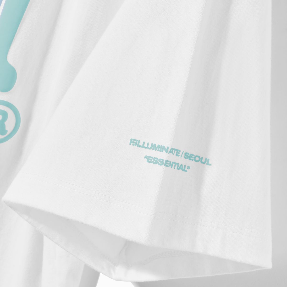 필루미네이트(FILLUMINATE) FLM 웨이비 로고 티셔츠-화이트