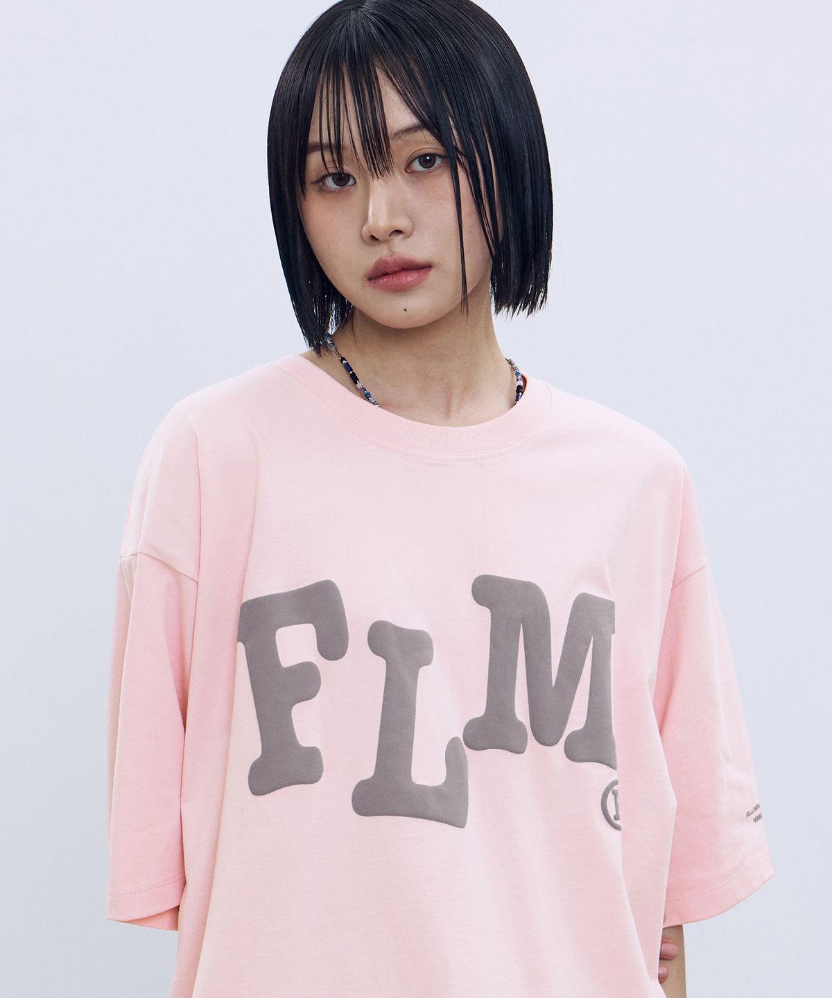 필루미네이트(FILLUMINATE) FLM 웨이비 로고 티셔츠-핑크