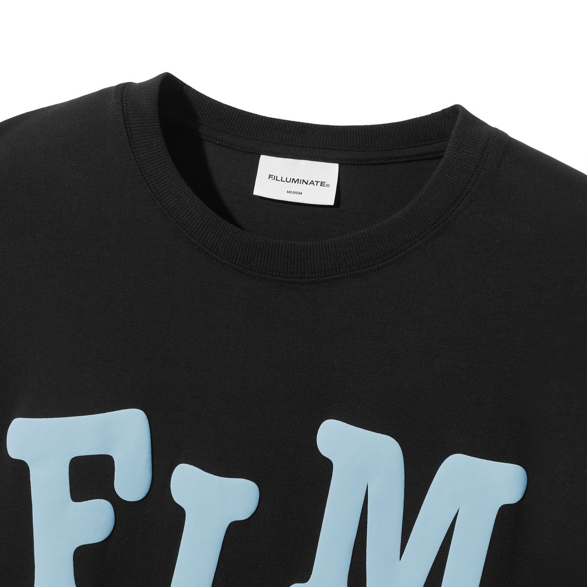 필루미네이트(FILLUMINATE) FLM 웨이비 로고 티셔츠-블랙
