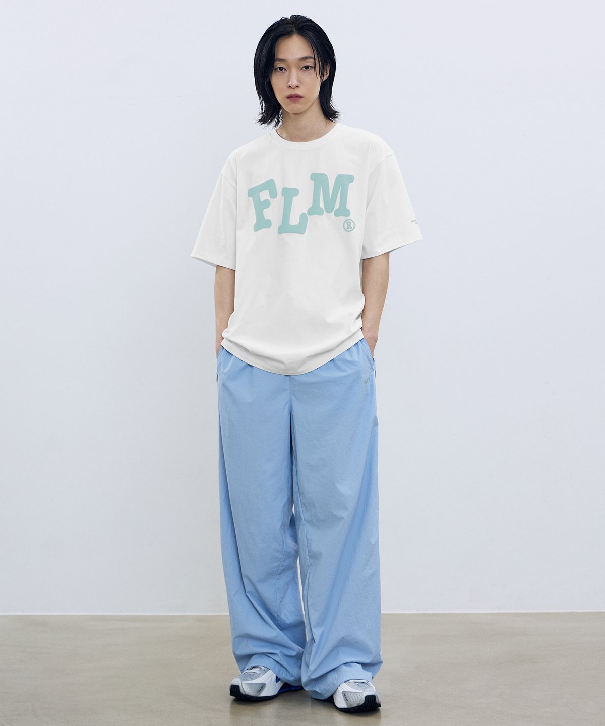 필루미네이트(FILLUMINATE) FLM 웨이비 로고 티셔츠-블랙
