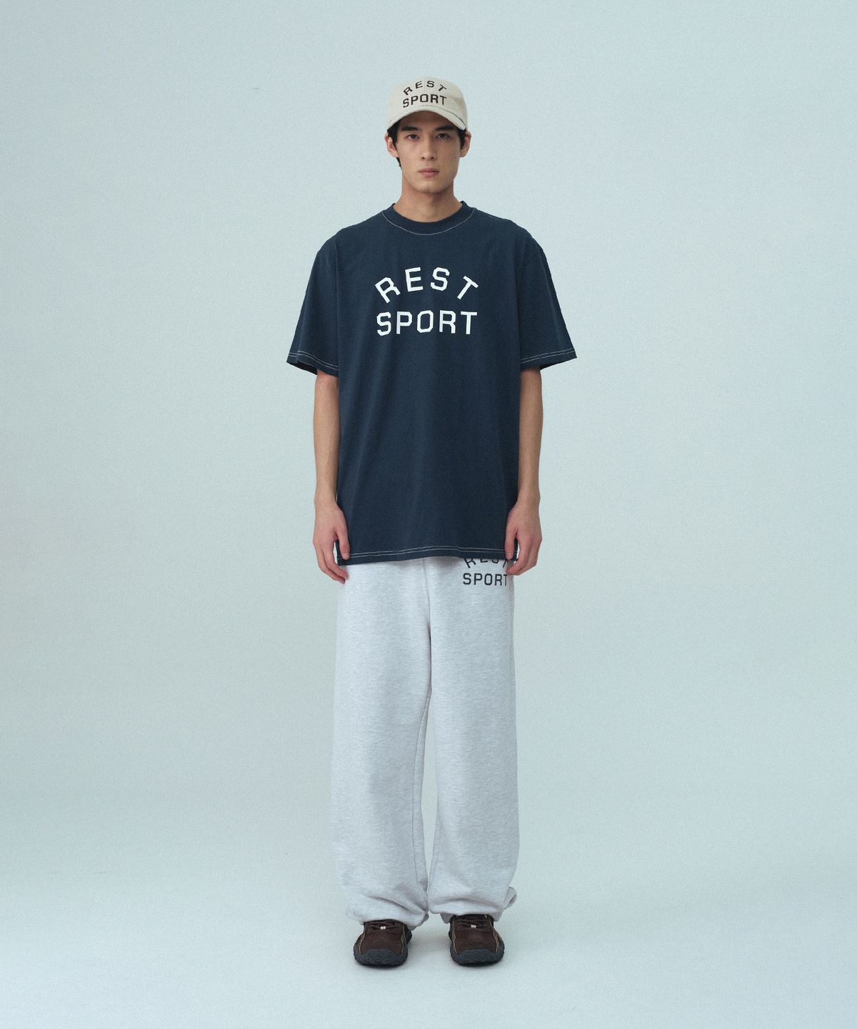레스트앤레크레이션(REST&RECREATION) RS LOGO STITCH T-SHIRT - BLUE GREEN