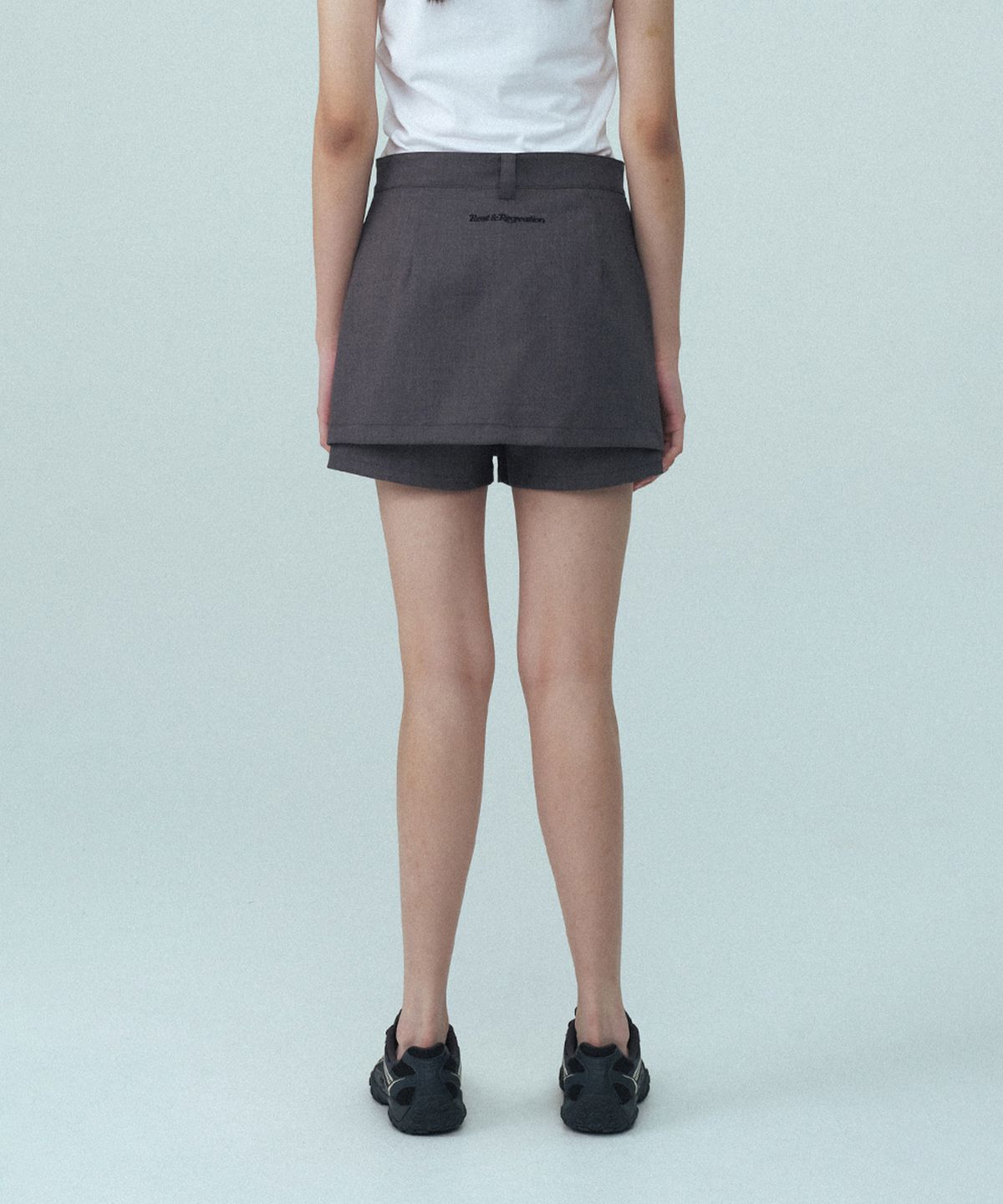 레스트앤레크레이션(REST&RECREATION) LOW RISE BUTTON SKORT - GREY