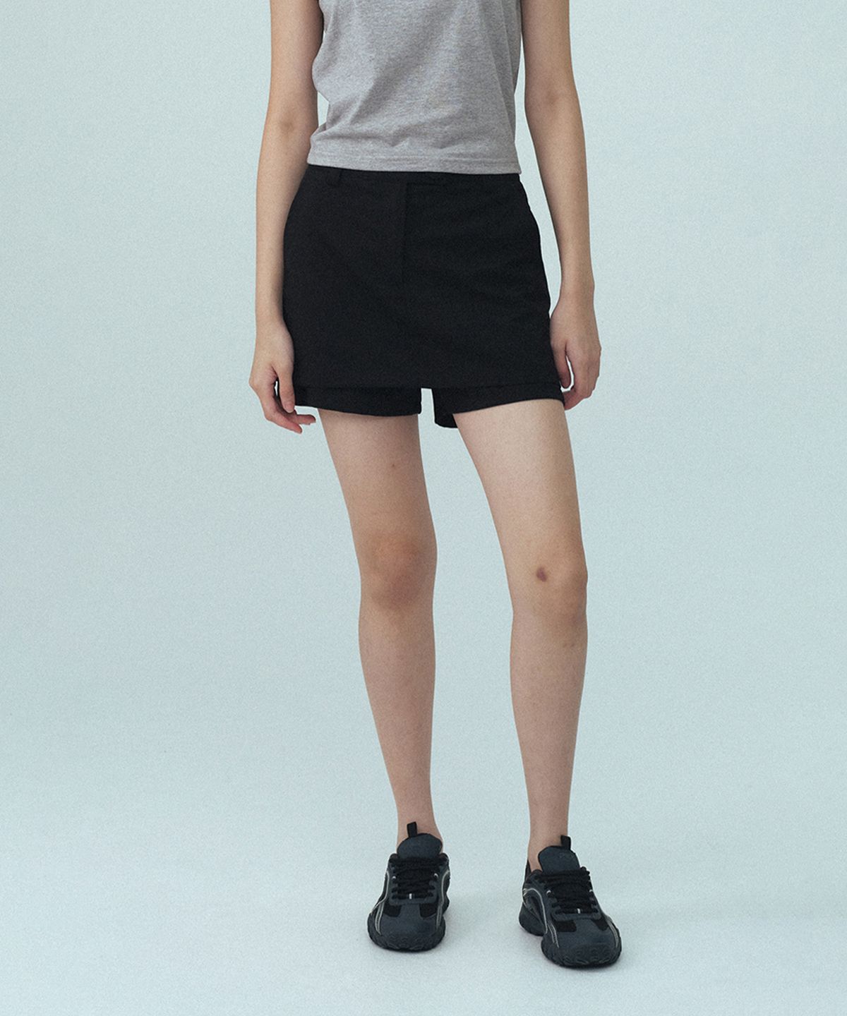 레스트앤레크레이션(REST&RECREATION) LOW RISE BUTTON SKORT - BLACK