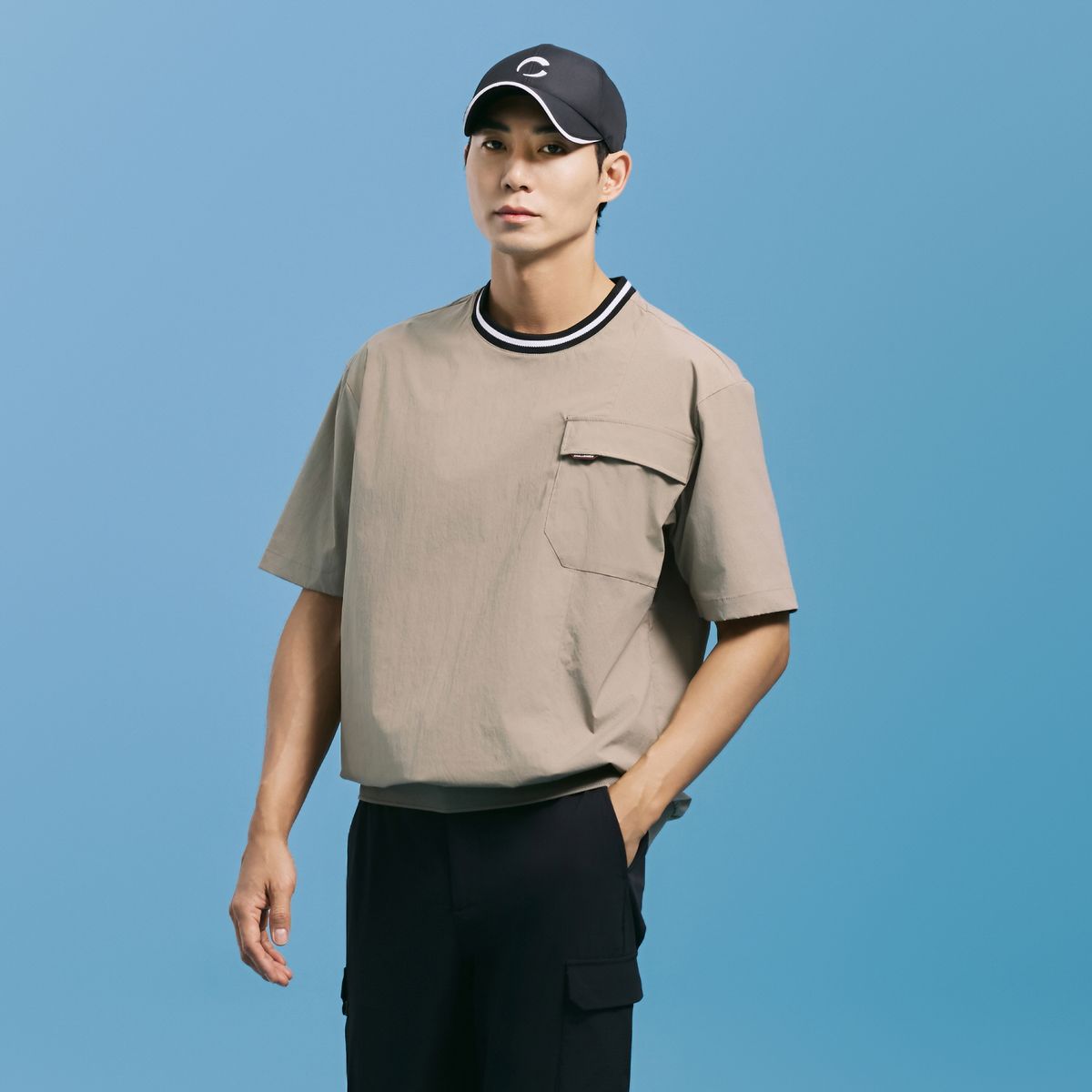 챌린저(CHALLENGER) 남성 배색 디테일 라운드 반팔 우븐탑 베이지