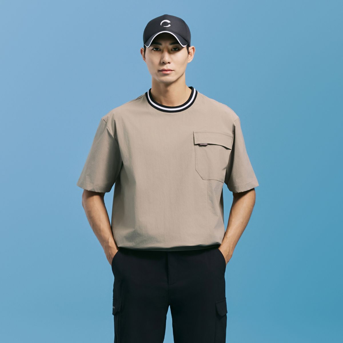 챌린저(CHALLENGER) 남성 배색 디테일 라운드 반팔 우븐탑 베이지