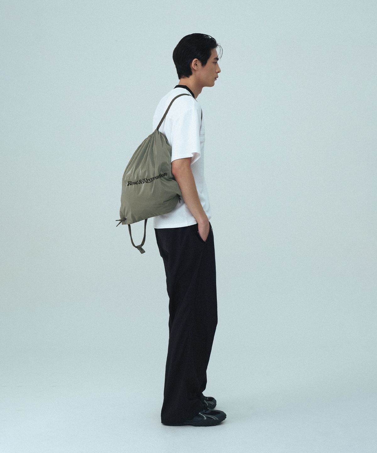 레스트앤레크레이션(REST&RECREATION) NYLON RUNNING BAG - KHAKI