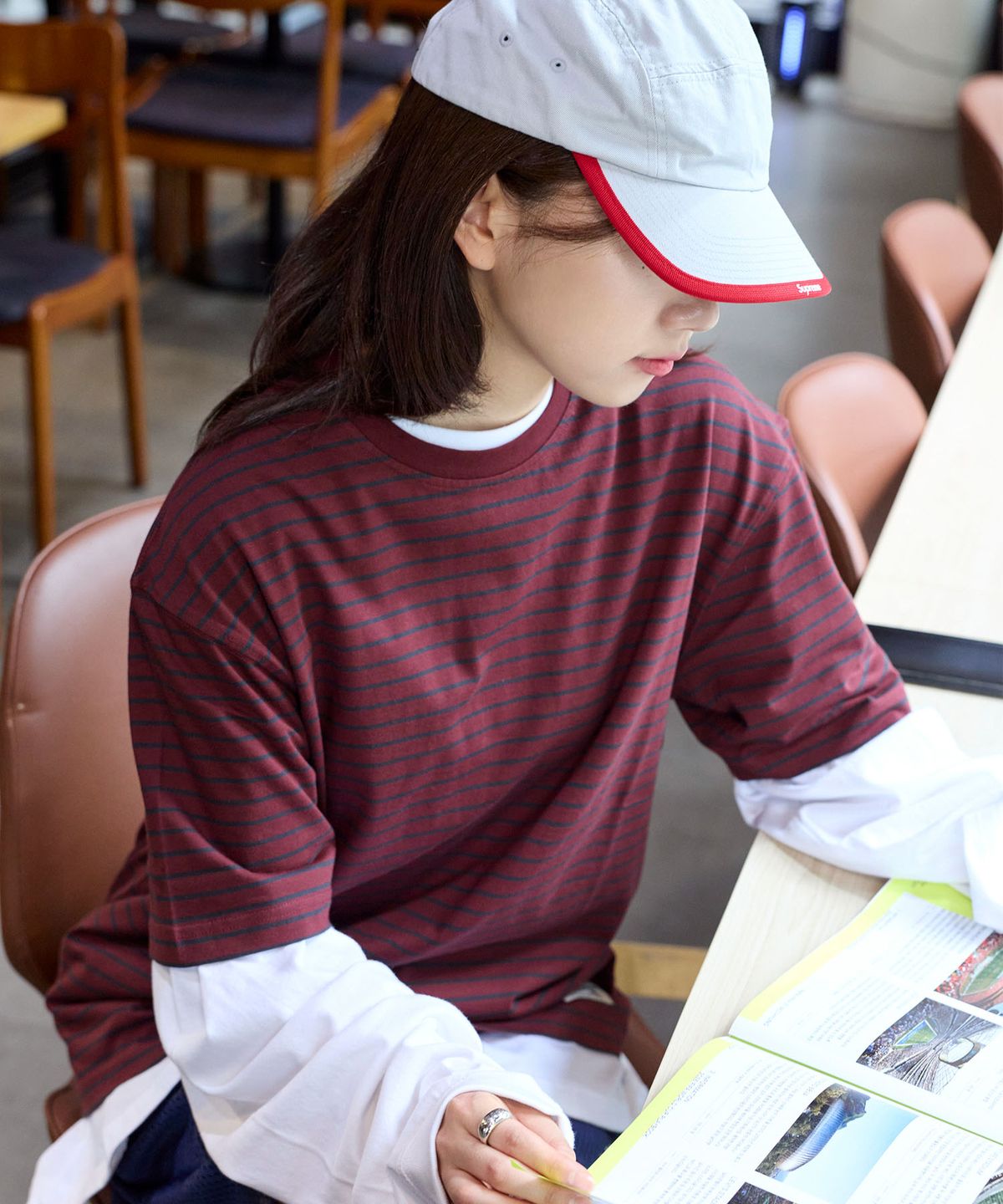 어반디타입(URBANDTYPE) 빈티지 라벨 스트라이프 티셔츠_와인