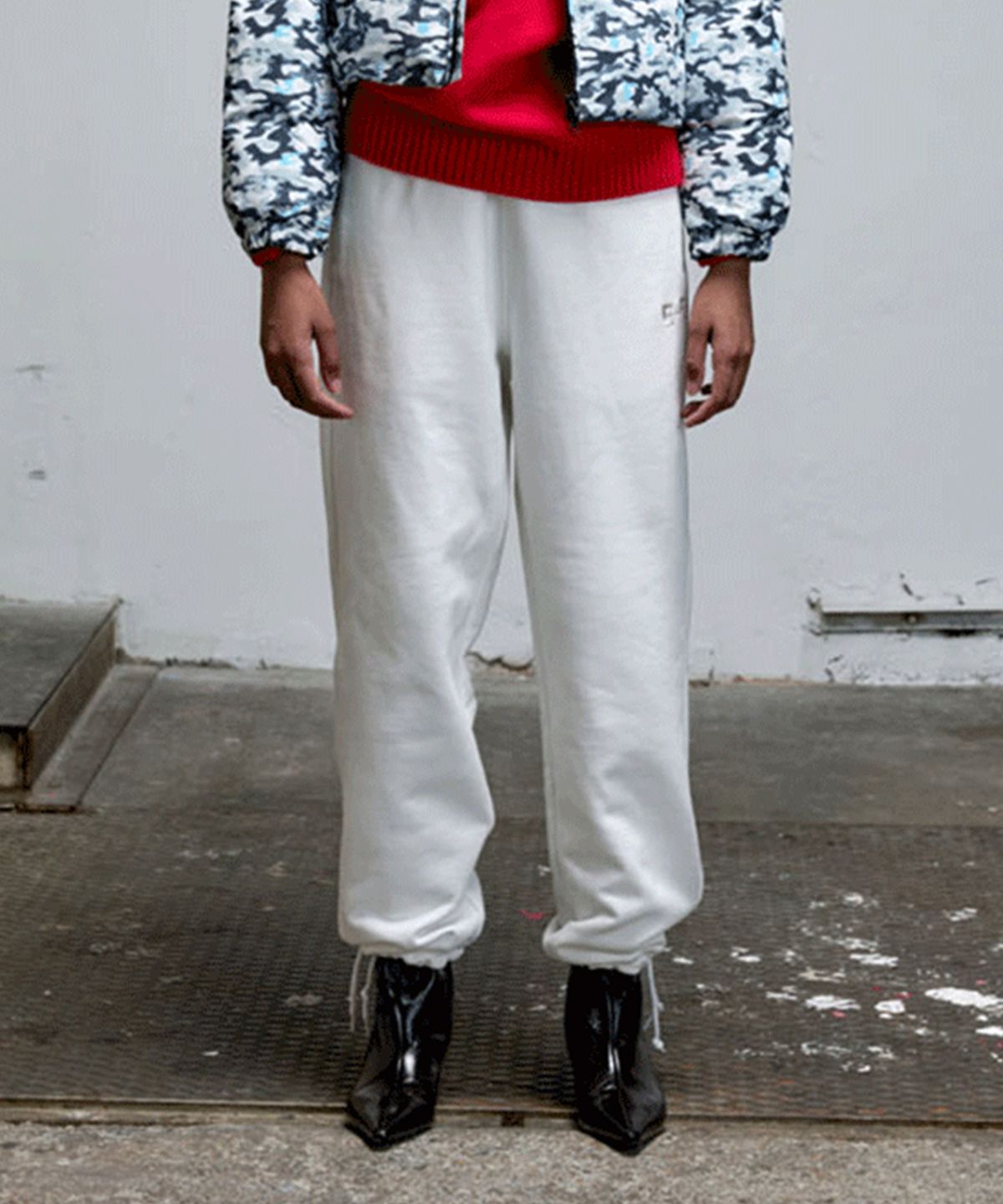 에르에르(ERER) Embroidered Detail SweatPants Ivory
