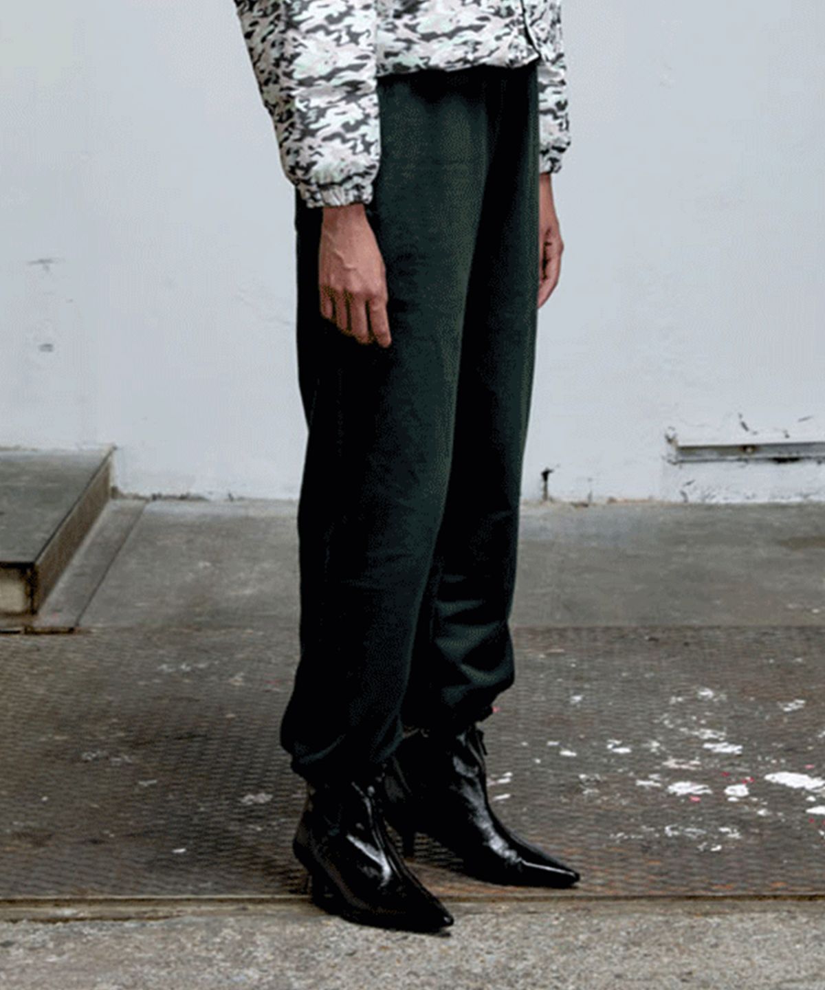 에르에르(ERER) Embroidered Detail Sweatpants Green