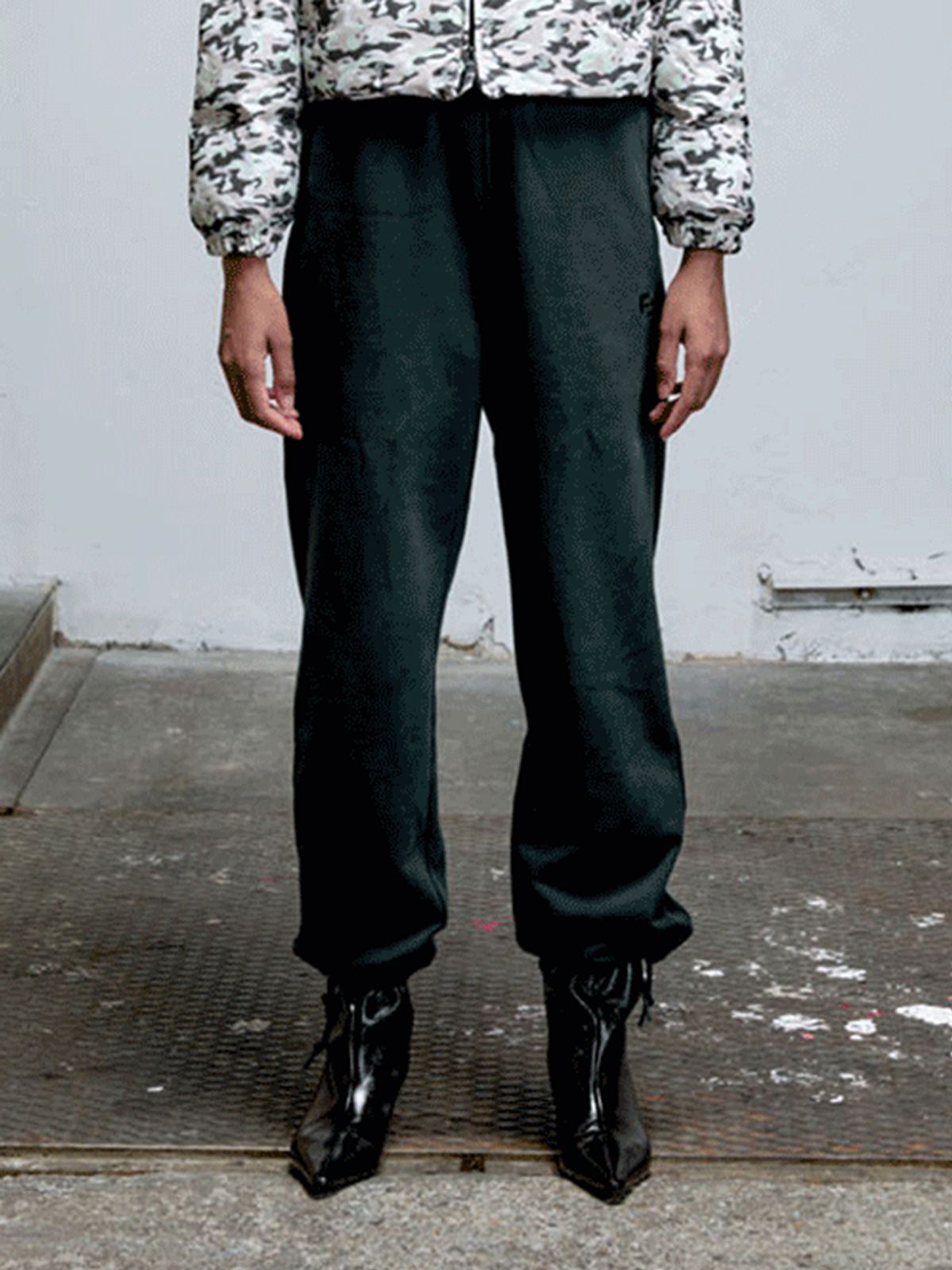 에르에르(ERER) Embroidered Detail Sweatpants Green